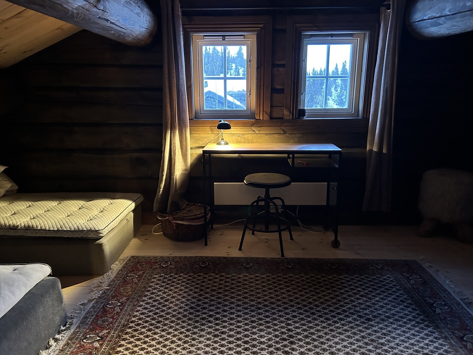 Hemsrom innredet med fire sengeplasser og som hjemmekontor med utsikt mot øst. Galleribilde