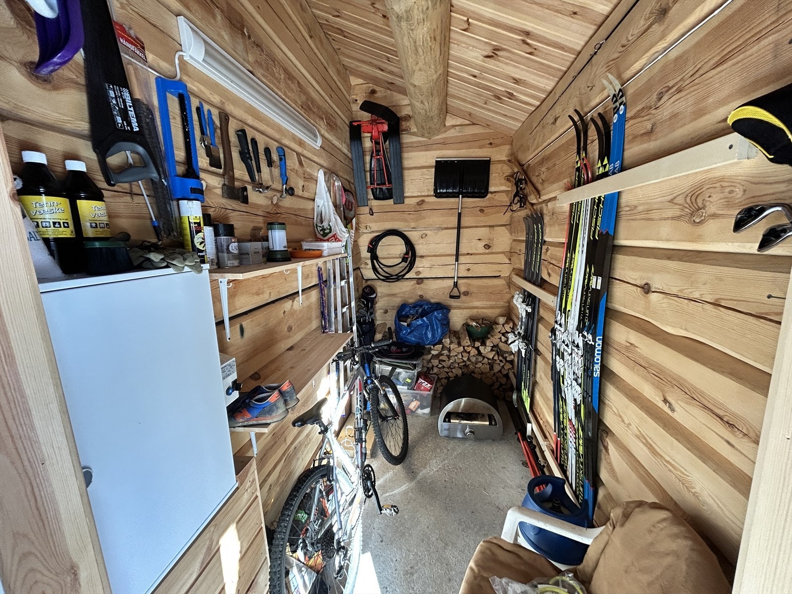 Utebod med oppbevaringsplass. Galleribilde