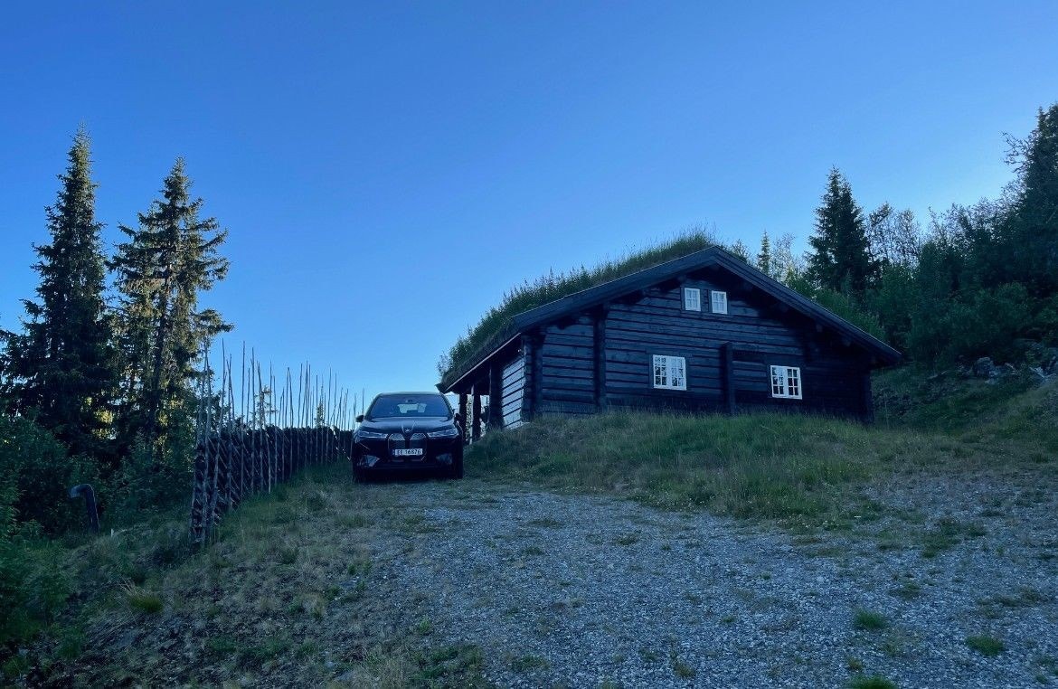 Plass til parkering på egen eiendom. (Selgers eget bilde) Galleribilde