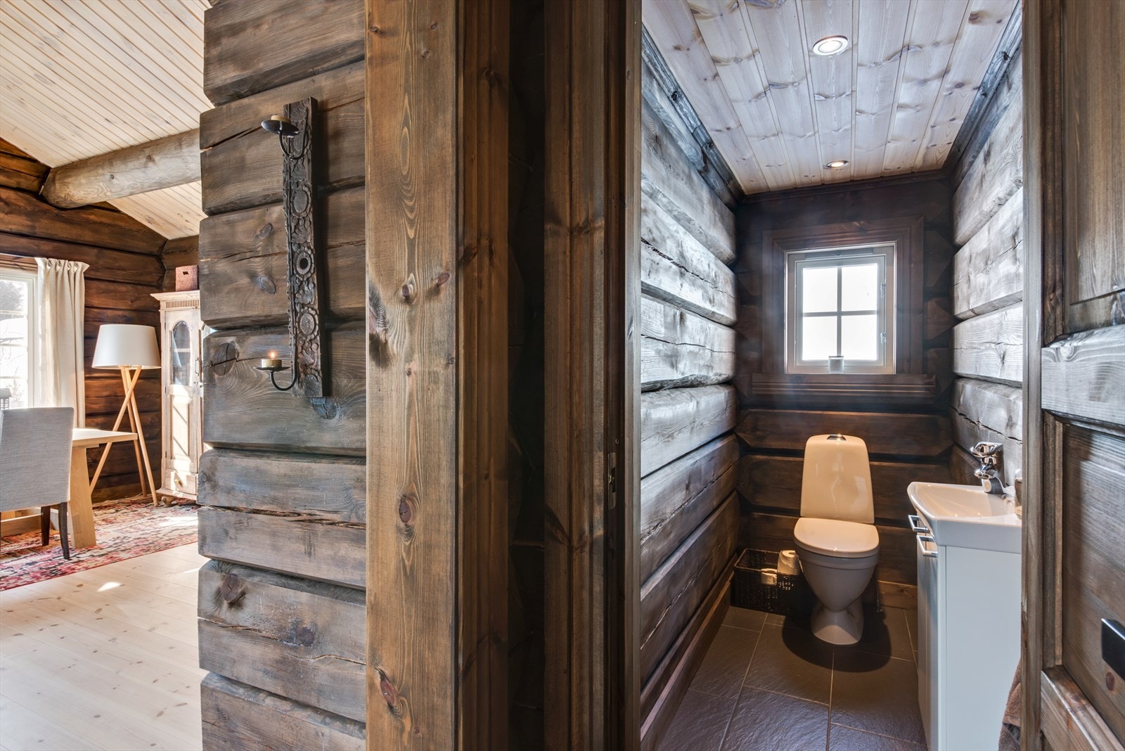 Praktisk toalettrom med montert toalett og servant. Galleribilde