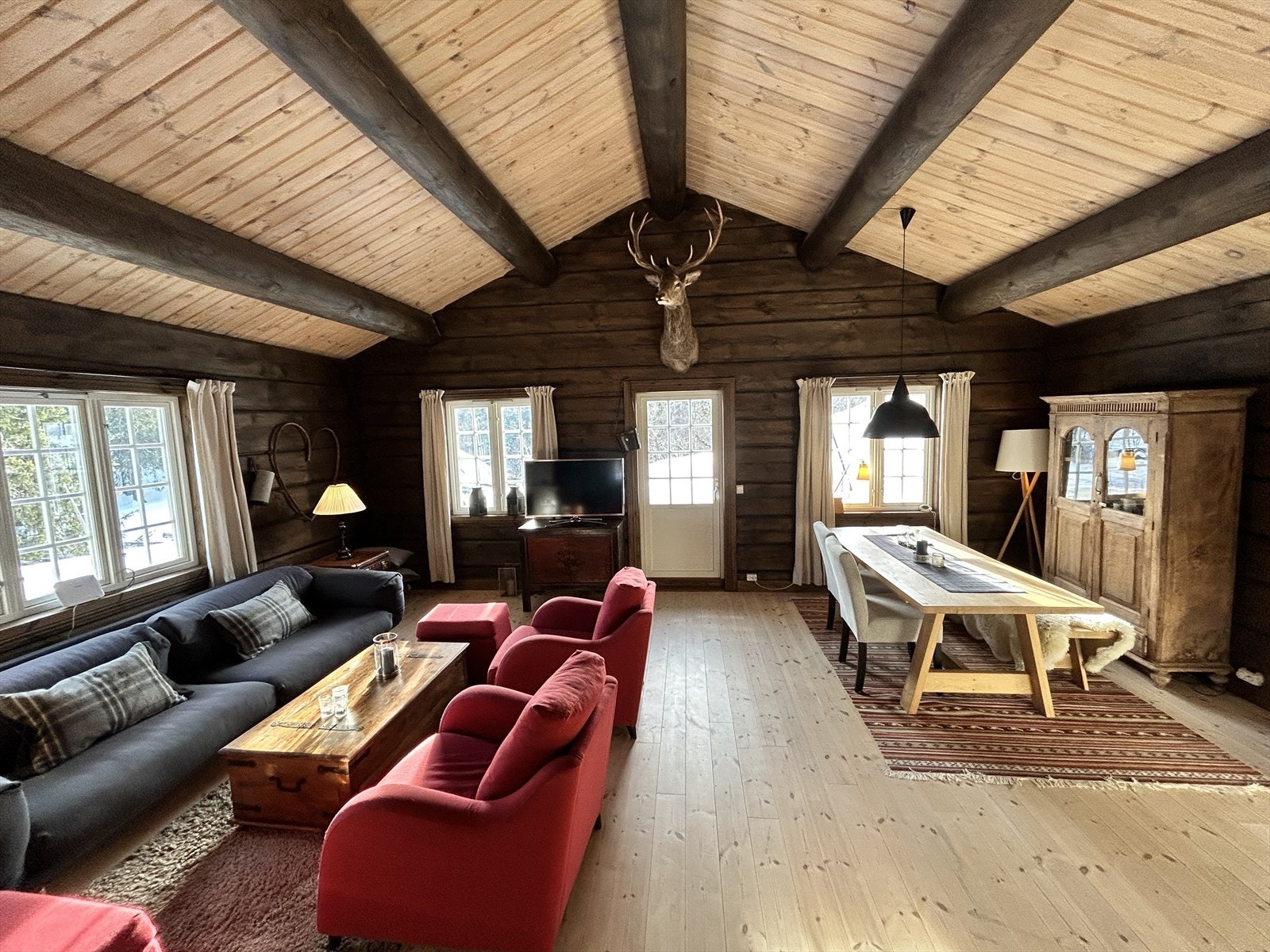 Stuen har god takhøyde, samt flere vinduer som slipper inn godt med lys, noe som gir en god romfølelse. Galleribilde