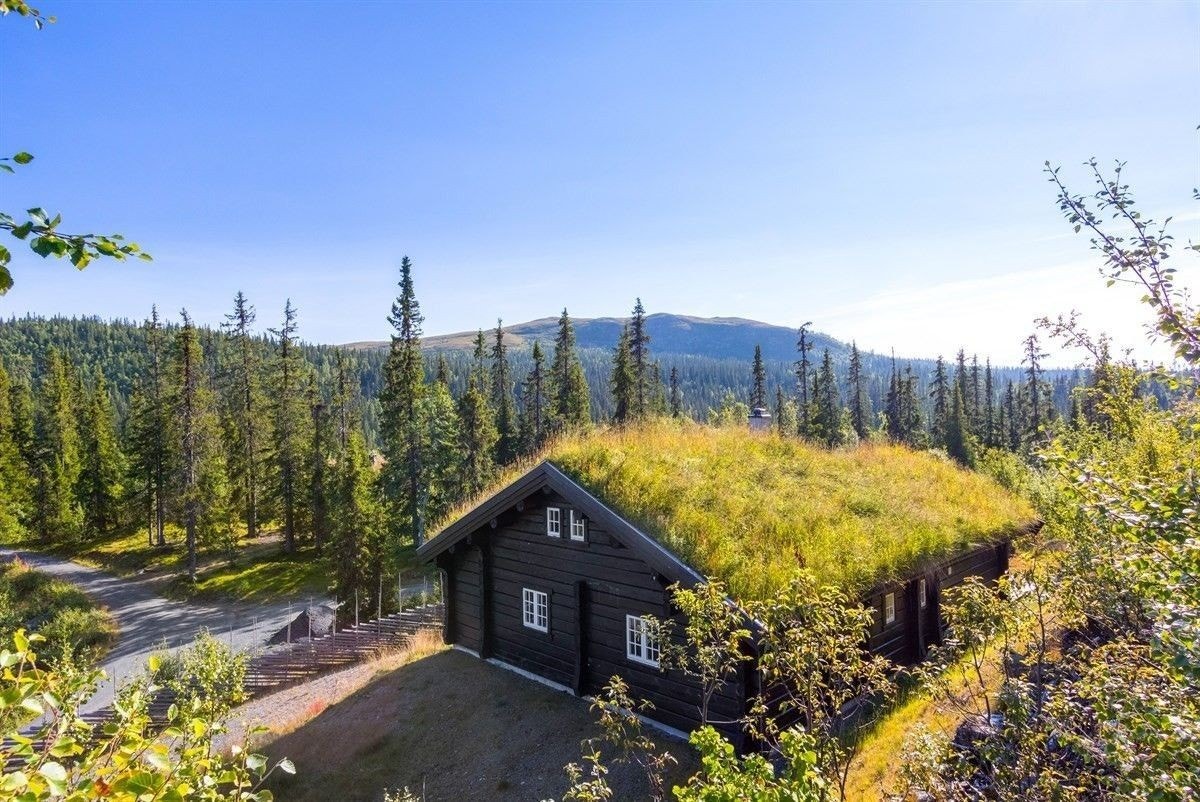 Hytta ligger ved Kivos ovenfor Kivostjernet, og ligger fint til med utsikt utover området og fjell som Synnfjell, Sukkertoppen, Fjellenden og Robølsfjellet. Galleribilde