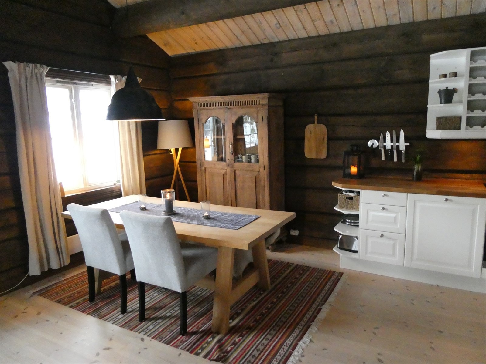 Kjøkkenet ligger i naturlig tilknytning til spiseplassen, hvor familien kan samles til et godt måltid. Galleribilde