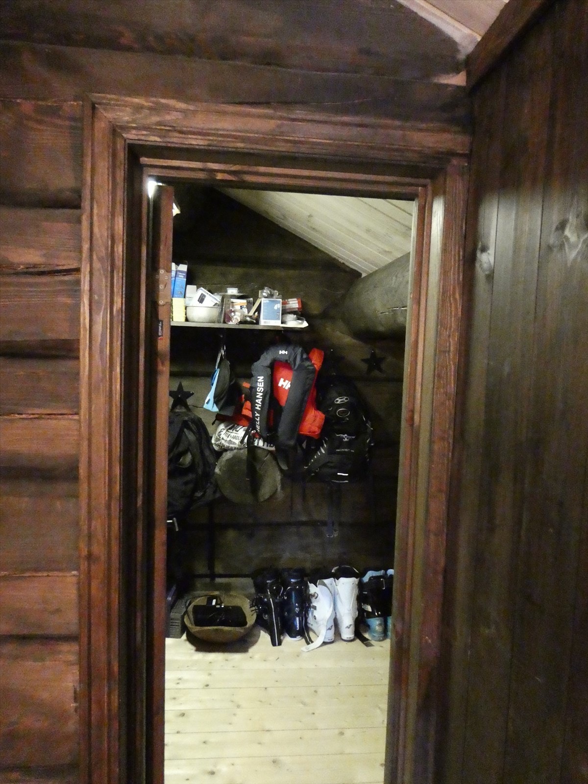 Hemsrom 2 brukes som praktisk innebod med oppbevaringsplass. Galleribilde