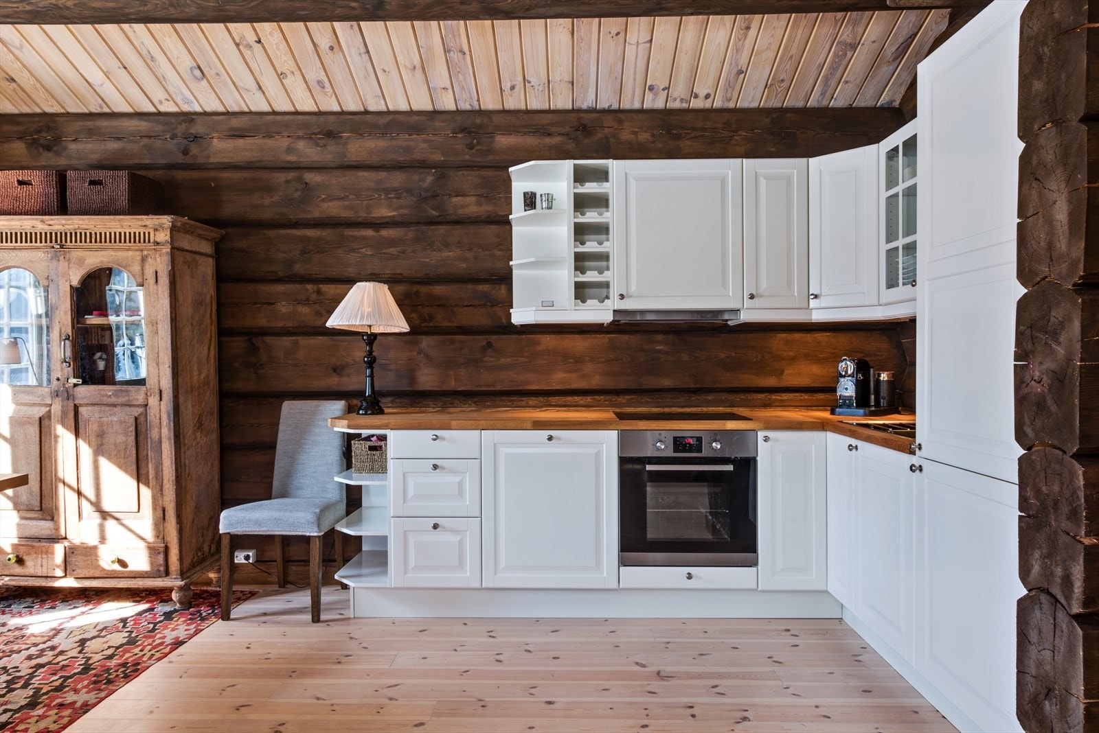 Lys kjøkkeninnredning i malte, folierte fronter. God oppbevaringsplass i både over- og underskap. Benkeplate av heltre eik. Galleribilde