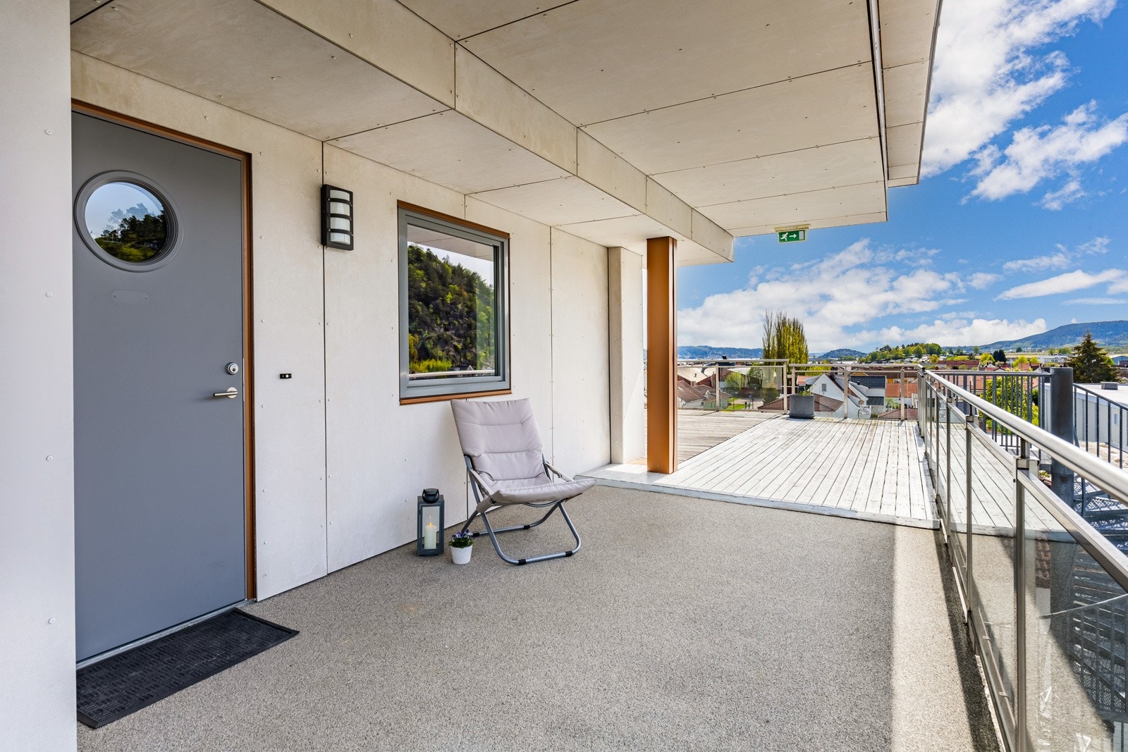 Det er god plass til et kafesett ved inngangspartiet Galleribilde