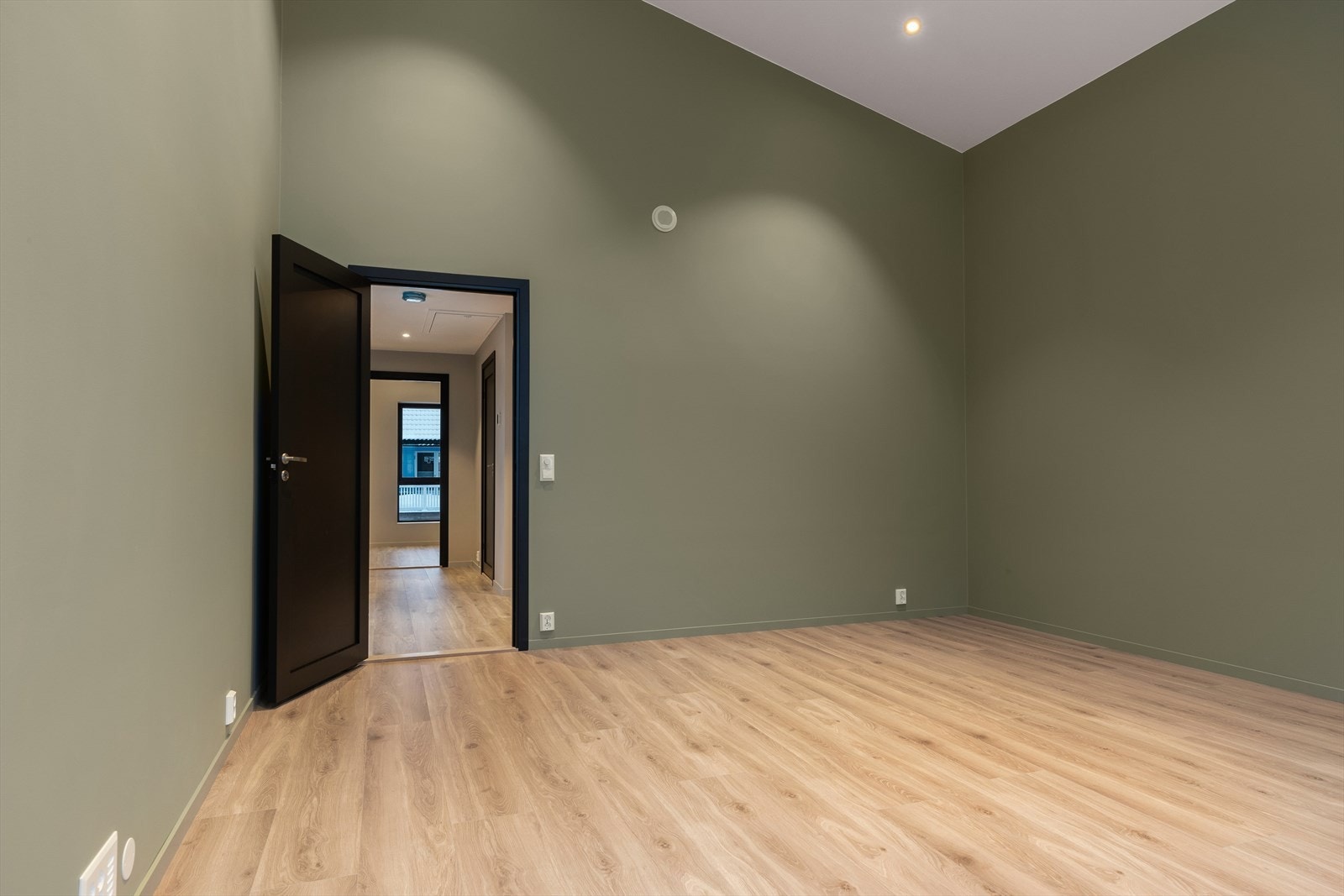 Loftstue mot gang Galleribilde