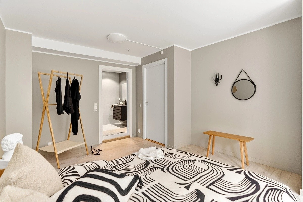 Soverom 1 på 17,5kvm med privat bad. Galleribilde