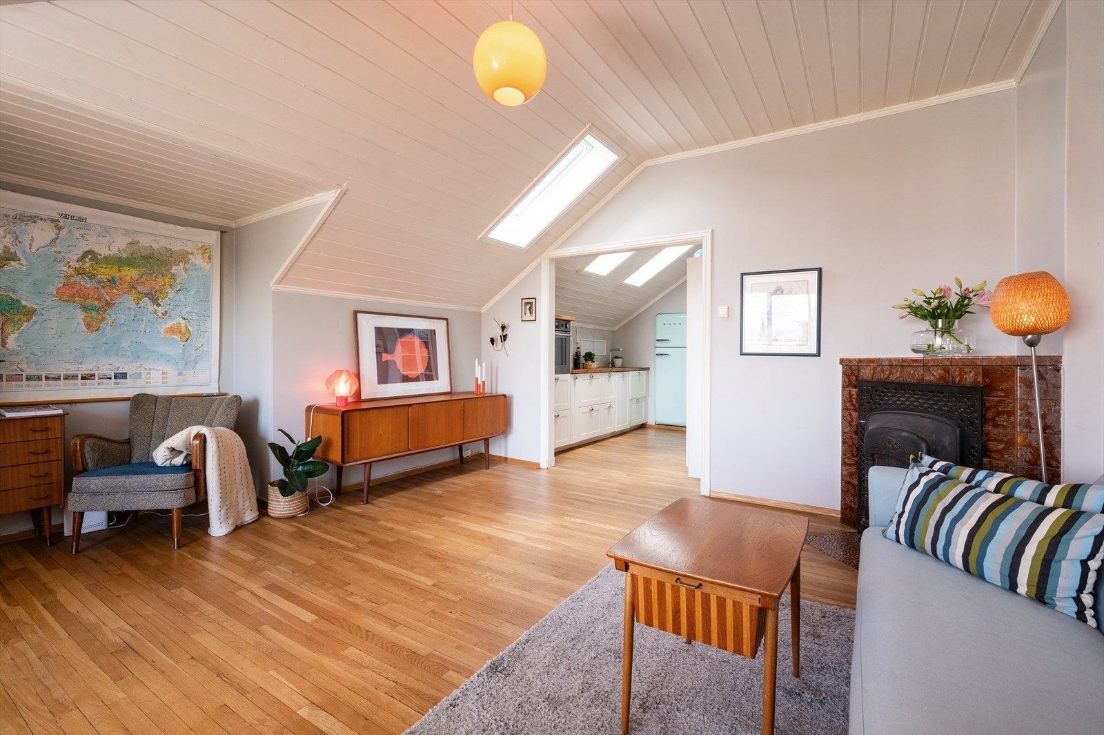 Stuen ligger i delvis åpen løsning mot kjøkkenet og skaper en sosial og luftig romfølelse. Galleribilde