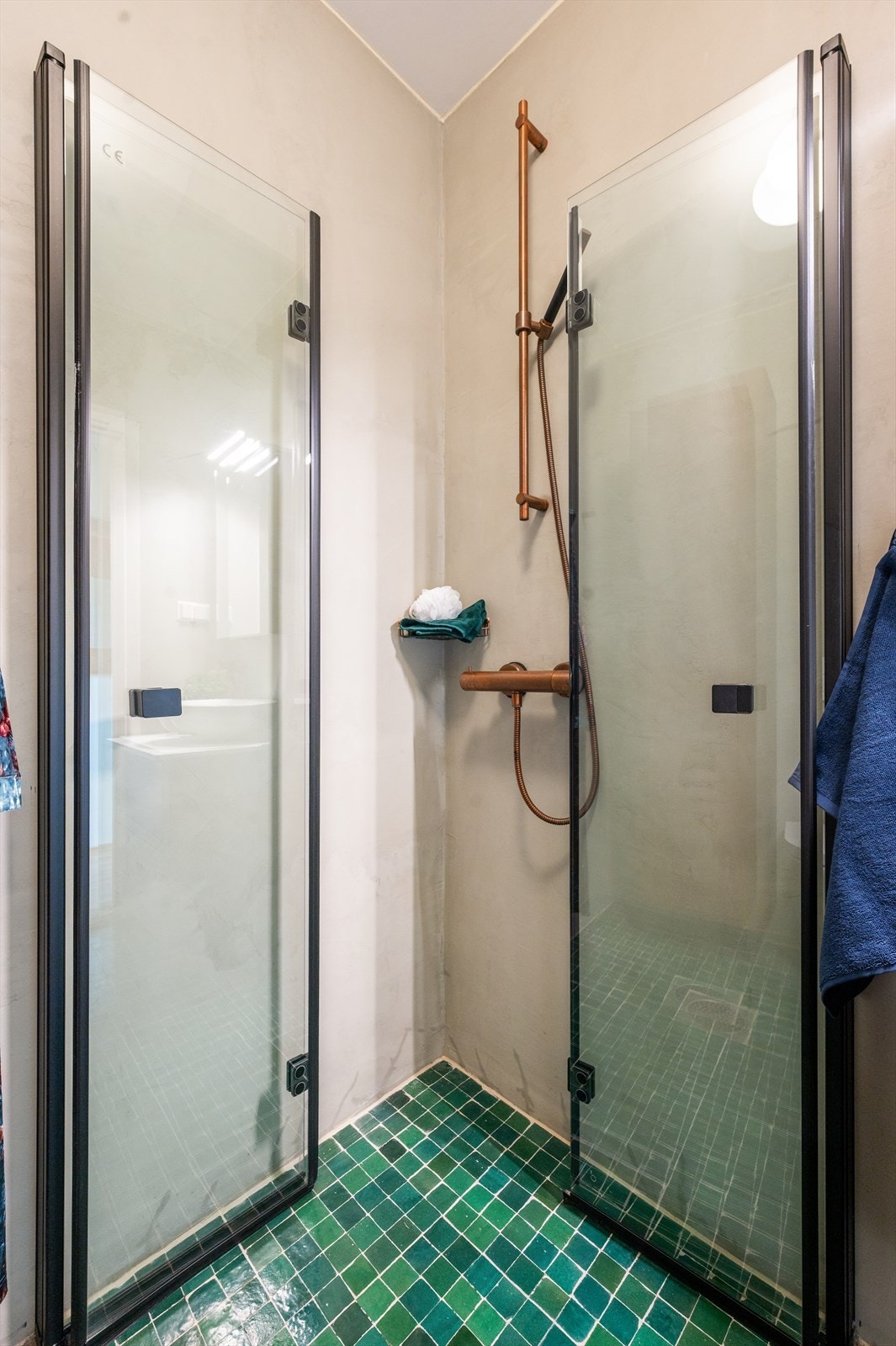 Gulvet er belagt med marokkanske fliser fra Ulfven, mens veggene er behandlet med mikrosement som gir et sømløst og elegant uttrykk. Galleribilde