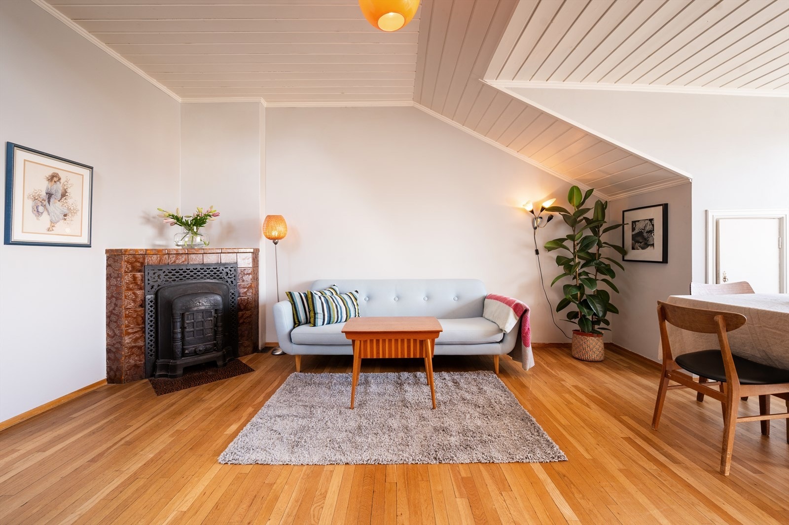 God plass til sofaseksjon med tilhørende møblement. Galleribilde