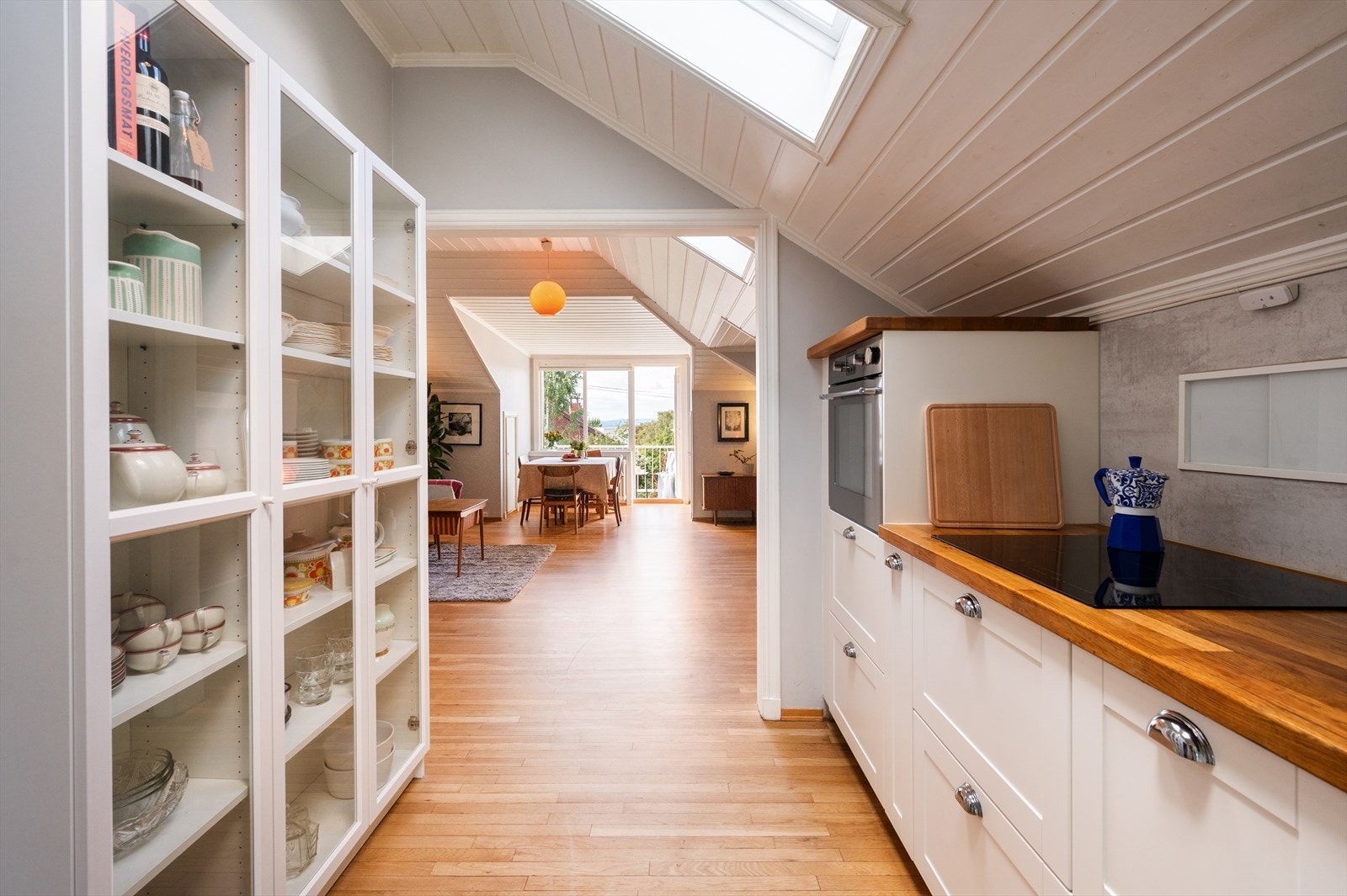 I 2025 ble både oppvaskmaskin og blandebatteri skiftet ut, noe som gir et oppdatert kjøkken klart for ny eier. Galleribilde