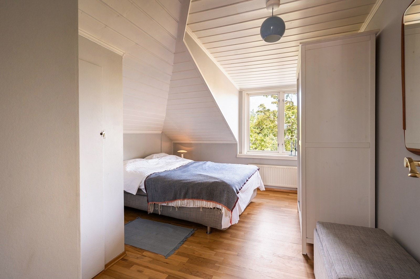 Romslig hovedsoverom med god plass til dobbeltseng og nattbord. Galleribilde