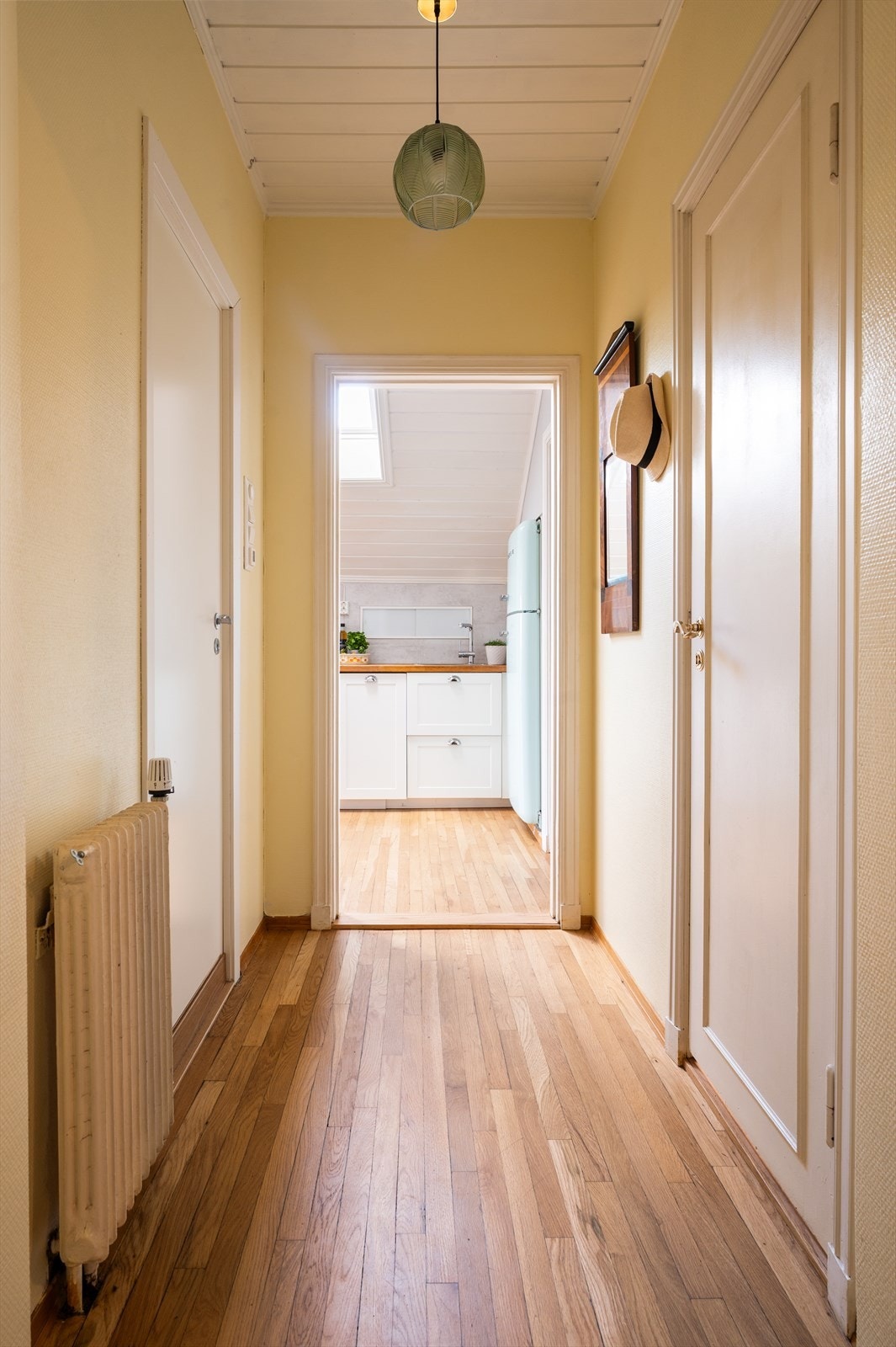 Entréen er lys og har god plass til oppheng av yttertøy og oppbevaring av sko. Galleribilde