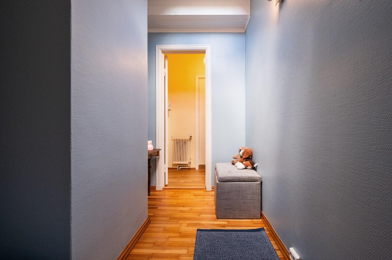 Rommet er nymalt og har en god takhøyde. Galleribilde