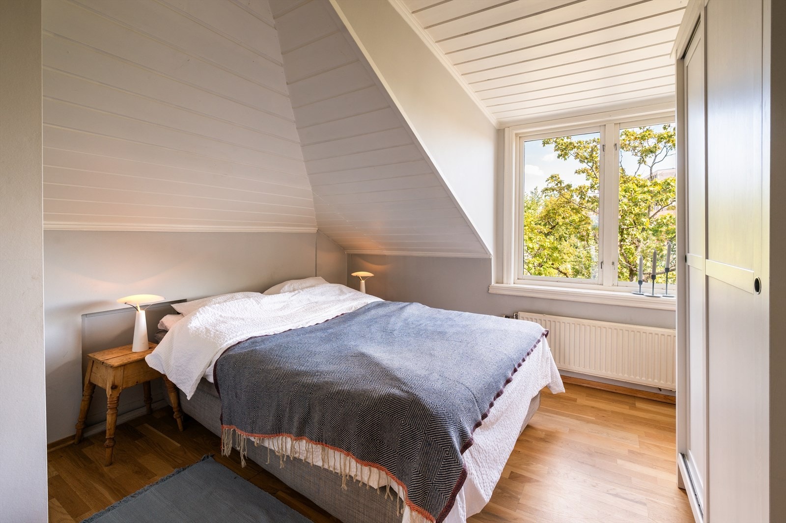 Soverommet har stort vindu som gir gode luftemuligheter, samt en hyggelig utsikt. Galleribilde