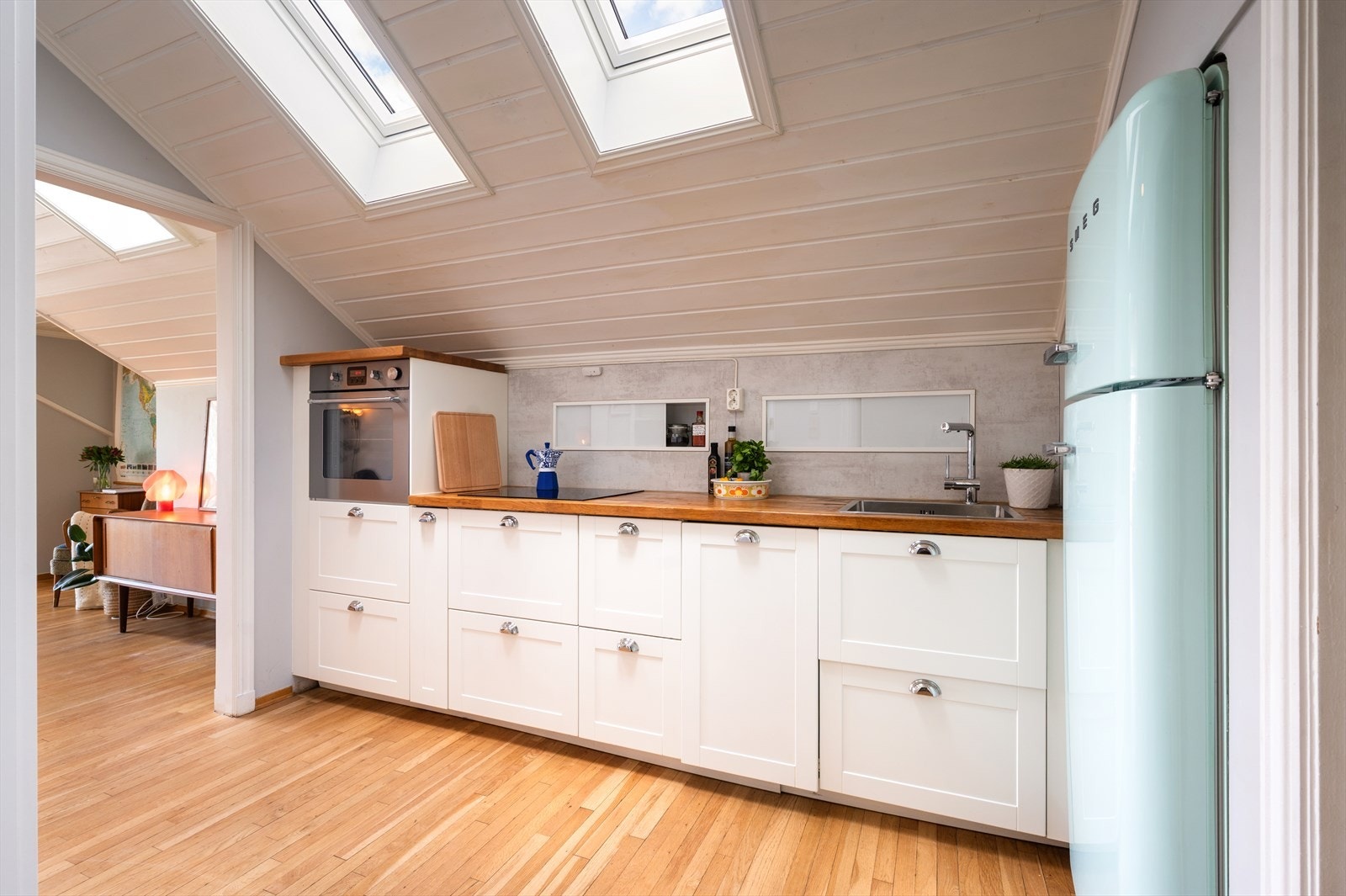 Kjøkkenet ble flyttet og oppgradert i 2014, og har i dag en funksjonell og moderne løsning med lys innredning og heltre benkeplate. Galleribilde