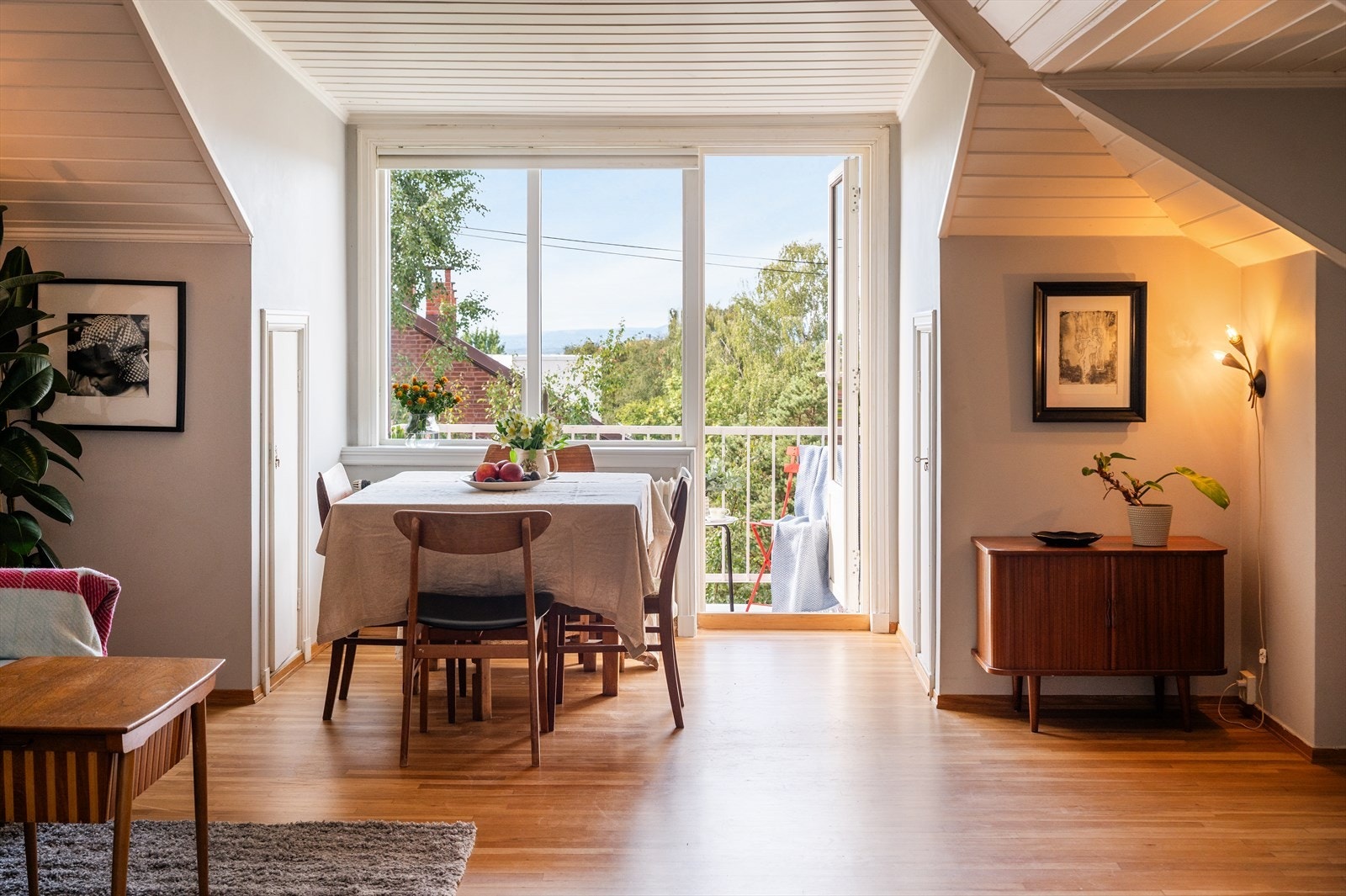 Stuen har en god takhøyde og byr på en luftig og romslig atmosfære. Store vinduer, inkludert balkongdør slipper inn rikelig med naturlig lys. Flott, grønn utsikt. Galleribilde