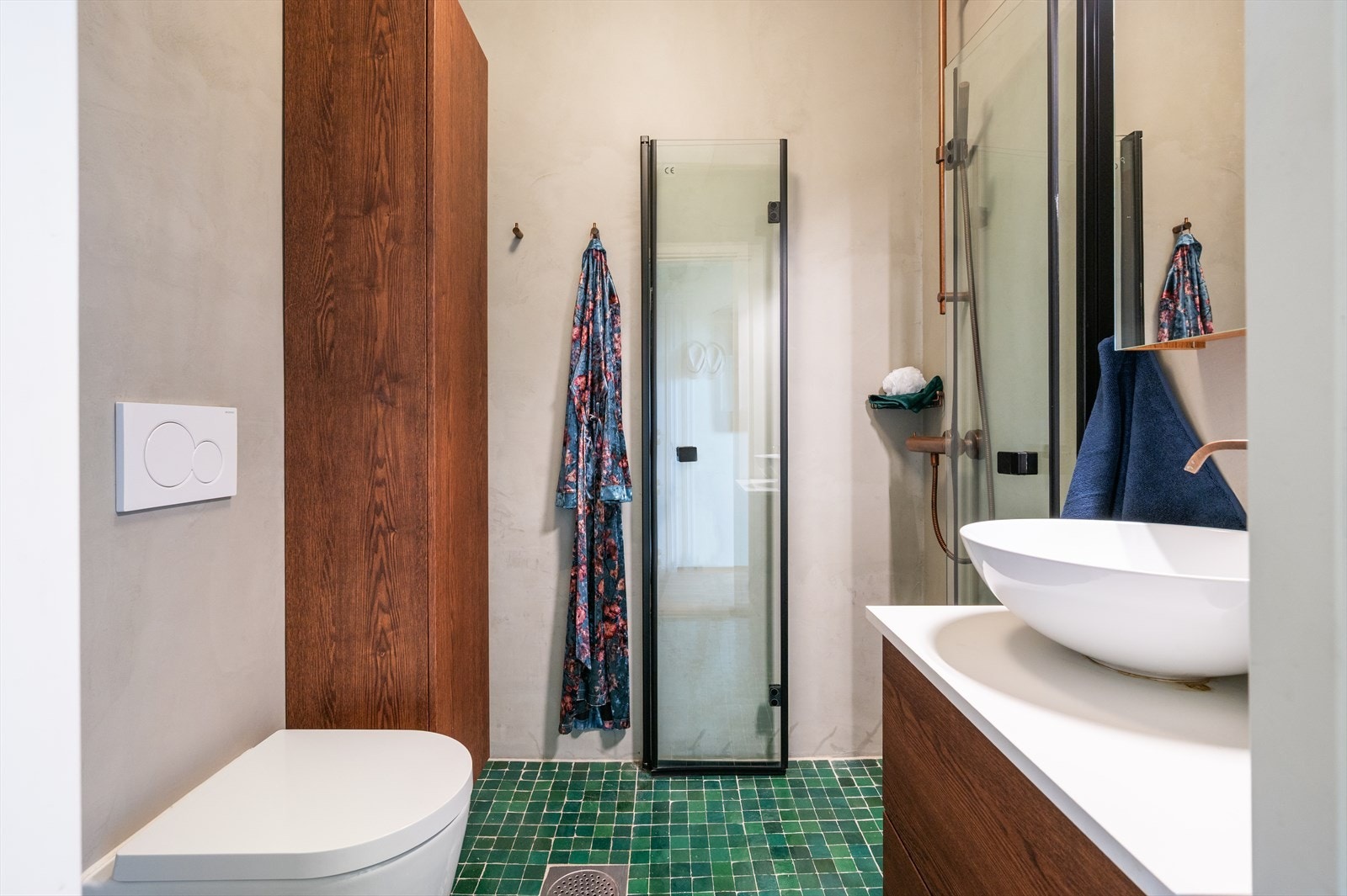 Badet ble modernisert i 2021 og fremstår som moderne og stilrent med gjennomførte og tidsriktige materialvalg. Galleribilde