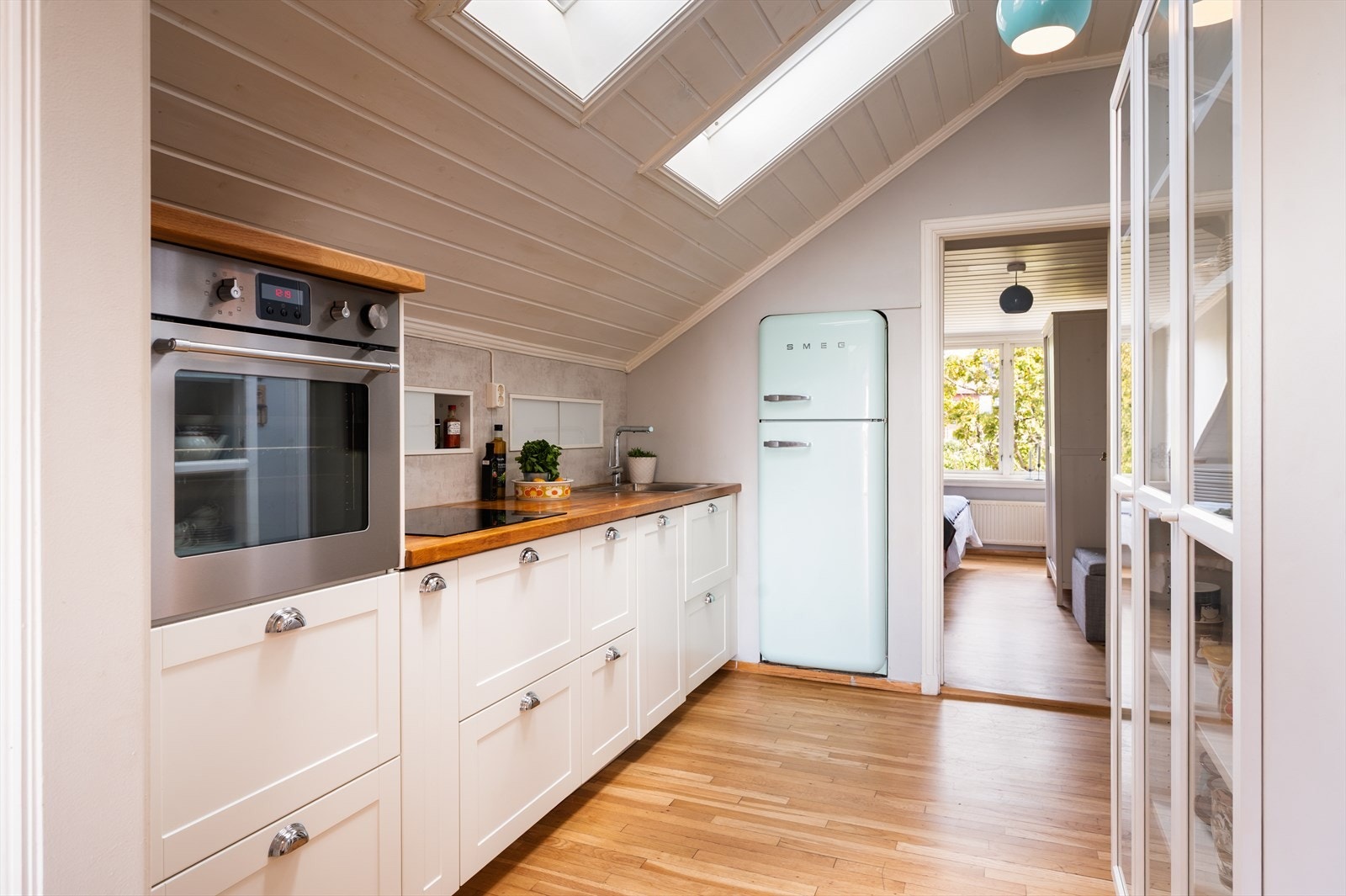 Kjøkkenet har godt med skap- og benkeplass, og nisje til kjøl- og fryseskap. Galleribilde