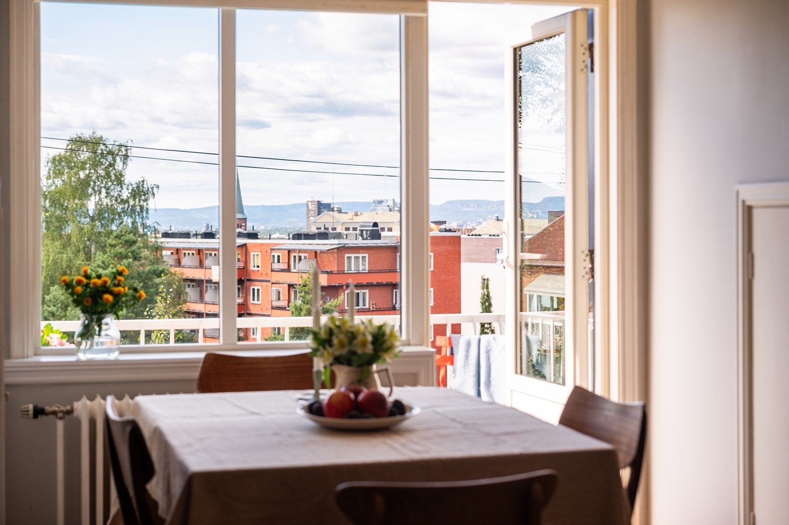 Fra leiligheten er det langstrakt og fin utsikt. Galleribilde