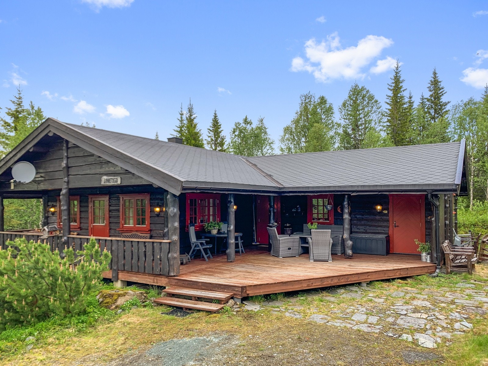 Det er opparbeidet bilvei helt frem til eiendommen, med mulighet for parkering ved hytta. Galleribilde