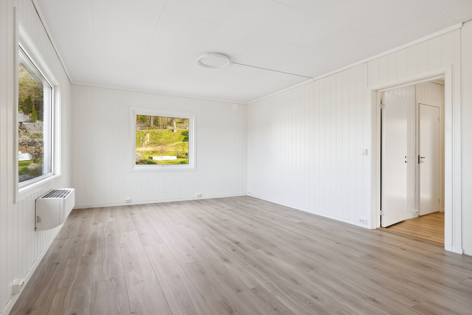 Romslig stue med varmepumpe og store vindusflater som slipper inn godt med sollys. Galleribilde