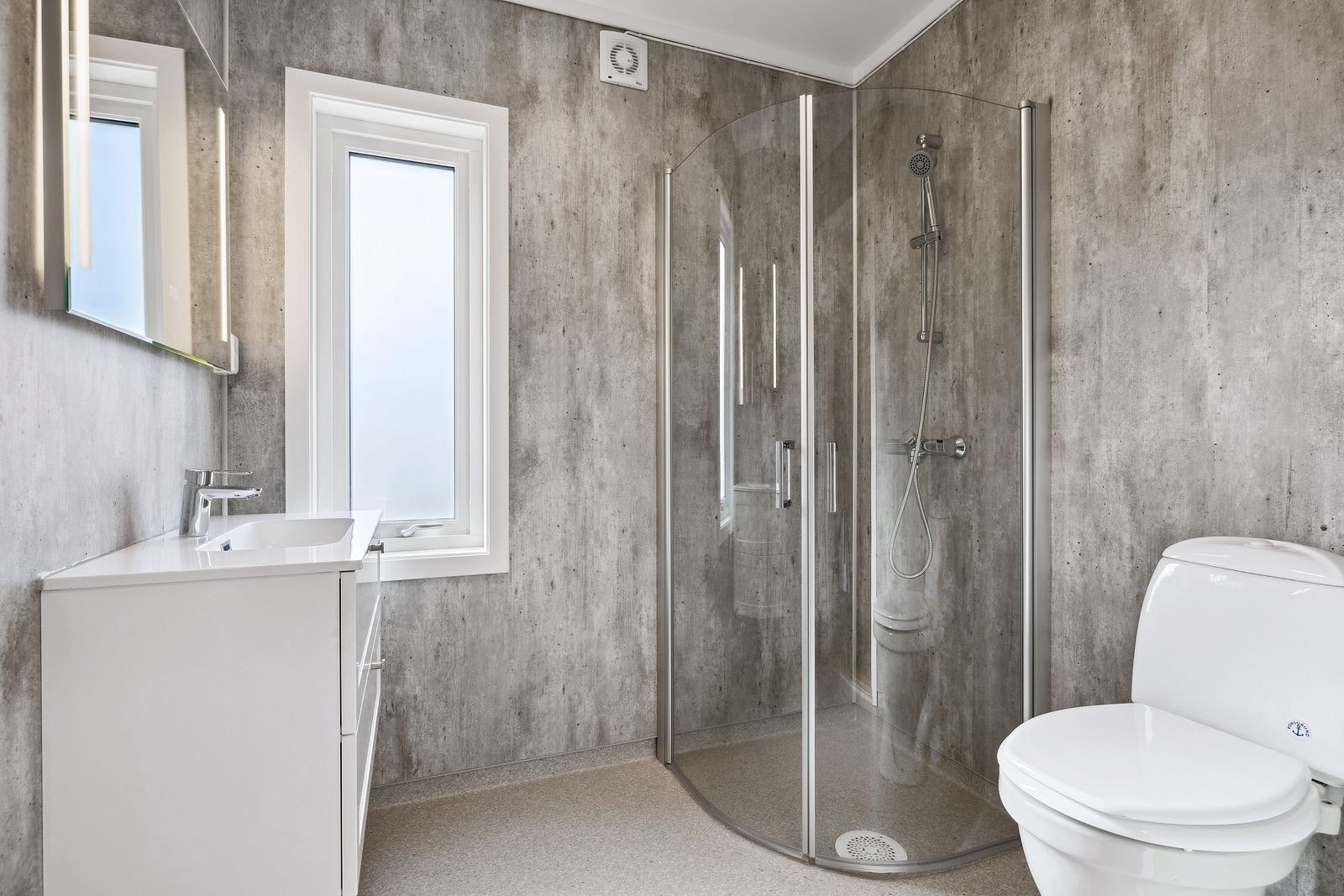 Pent bad med toalett, hjørnedusj og servant m/innredning. Galleribilde