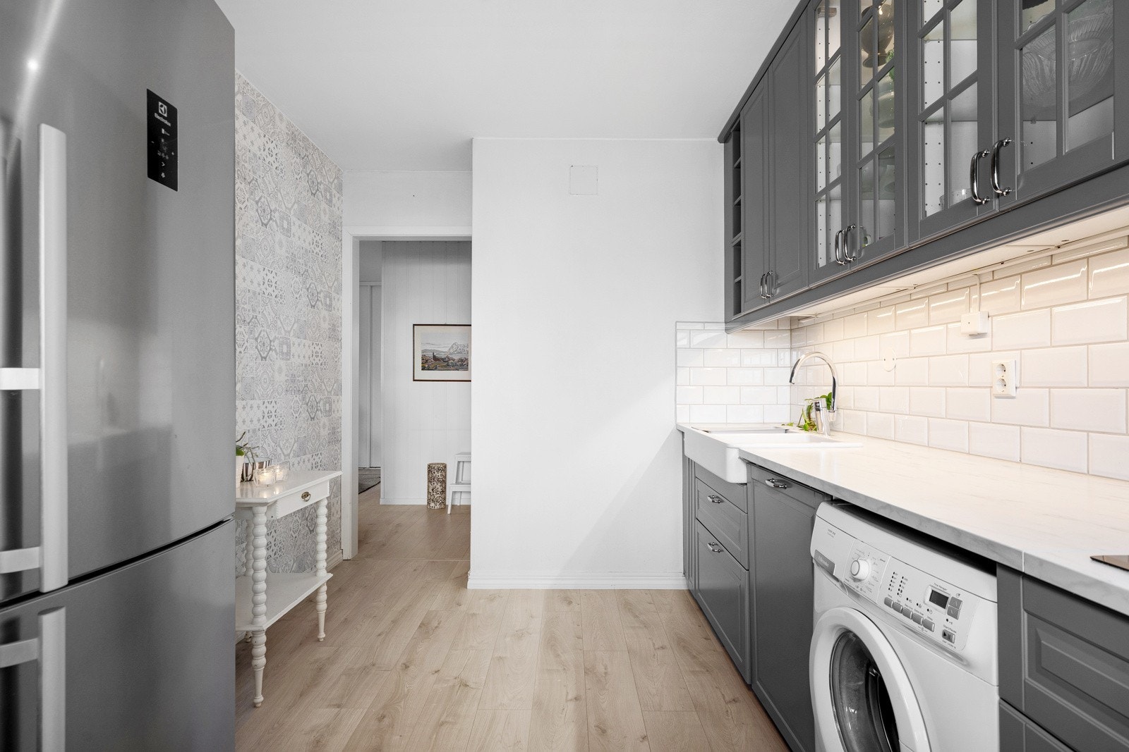 Delikat kjøkken med god plass for matlaging & oppbevaring. Galleribilde