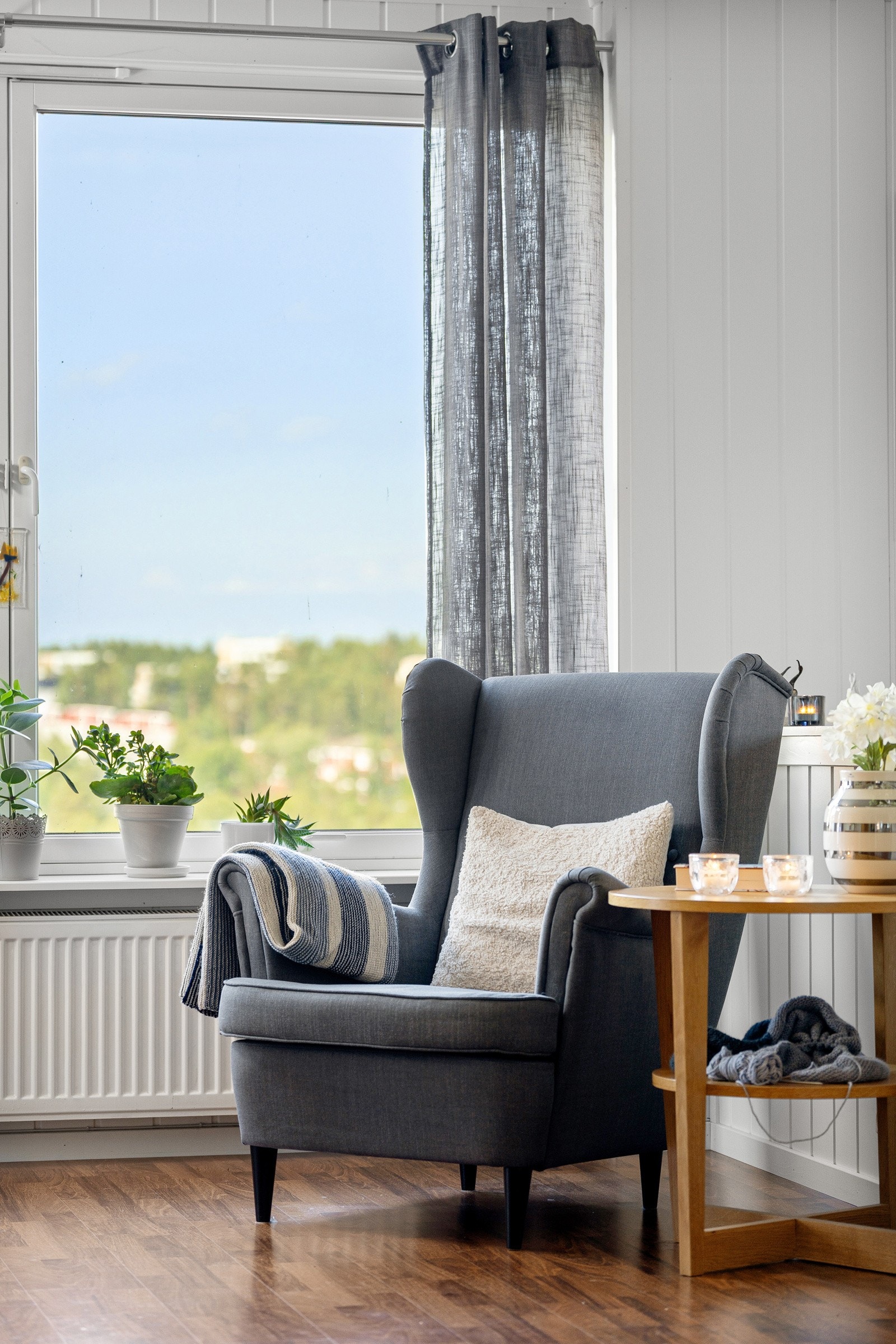 Stuen er meget stor og har godt med lysinnslipp.Utsiktsplass i stuen med et fint lysinnslipp. Her kan du nyte solnedgangen fra stuevinduet eller fra verandaen. Galleribilde