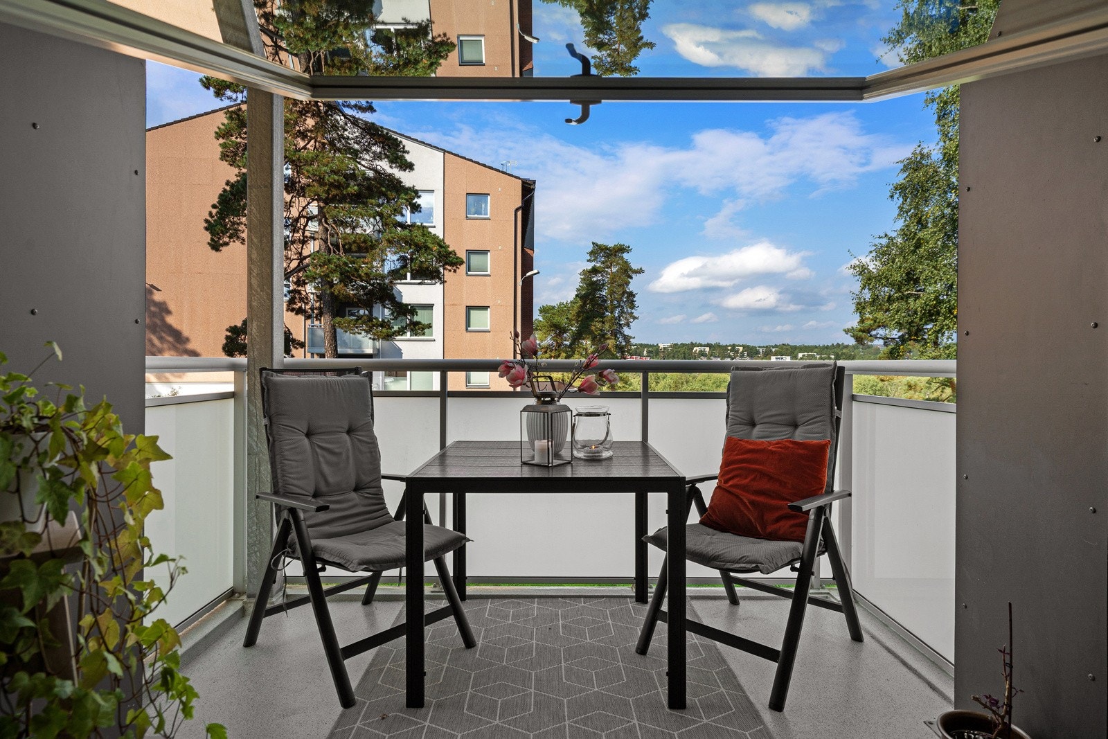 Veranda mot vest gir fine lysforhold med ettermiddag- og kveldssol. Galleribilde