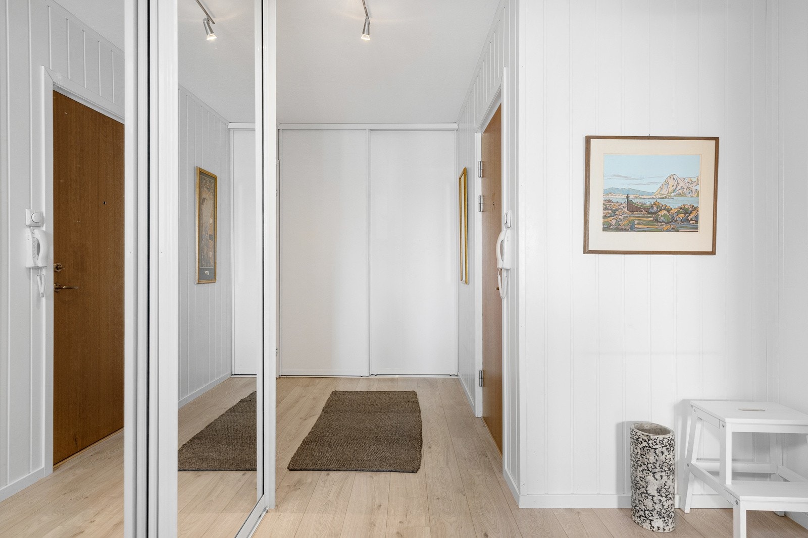 Gang er også pusset opp med nyere garderobeskap for praktisk oppbevaring. Galleribilde