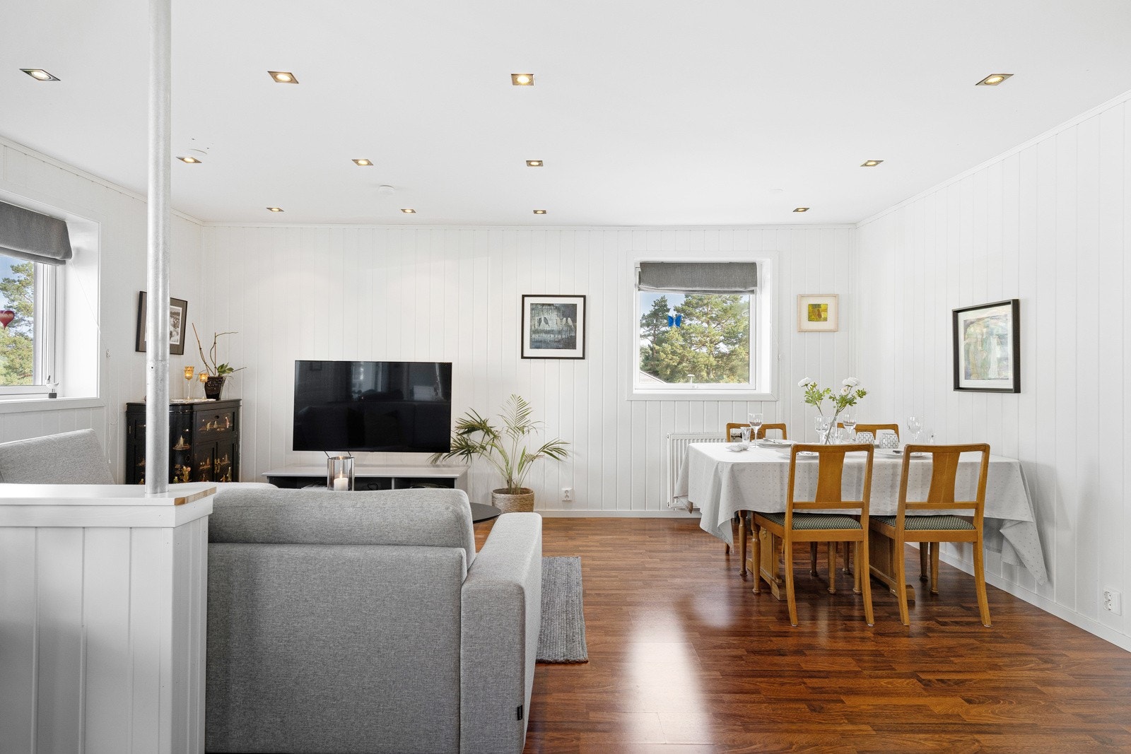 Stuen har fått nye vegger og malt tak. spotter i taket. Galleribilde