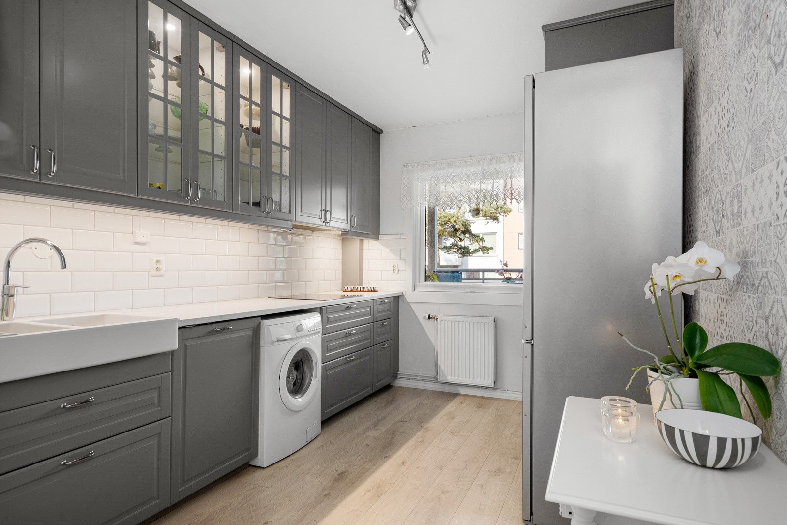 Nyere kjøkken med en pen innredning og overskap med belysning. Gulv, vegger og tak er også pusset opp. Galleribilde