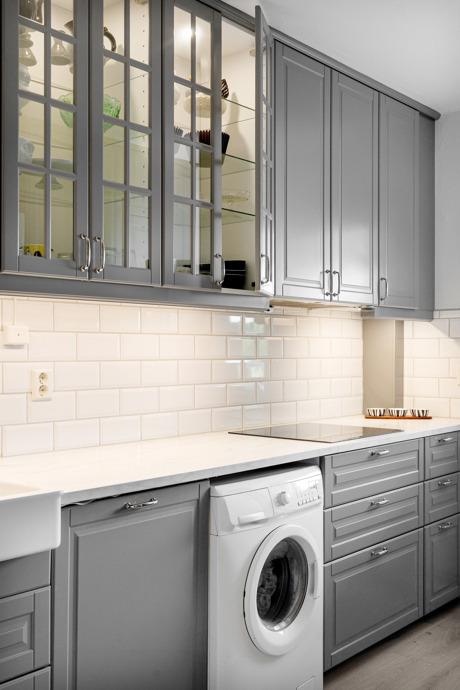 Vaskemaskin & oppvaskmaskin på kjøkken. Waterguard på vaskemaskin. Galleribilde