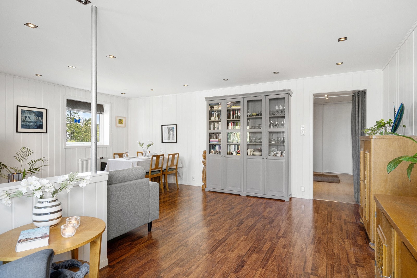 God plass for møblement, seksjoner og spisestue Galleribilde