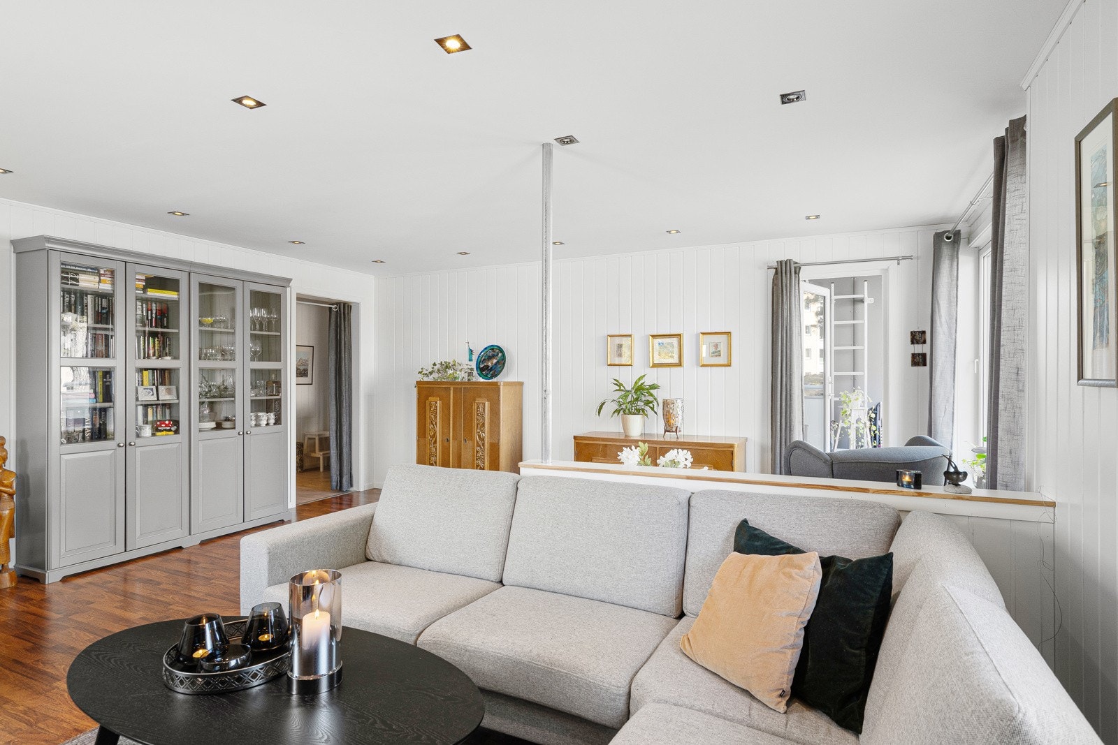 Opprinnelig var det et soverom i denne delen av stuen. Ved å sette opp lettvegger og en dør kan man skape et soverom nr. 3 i denne leiligheten. Galleribilde