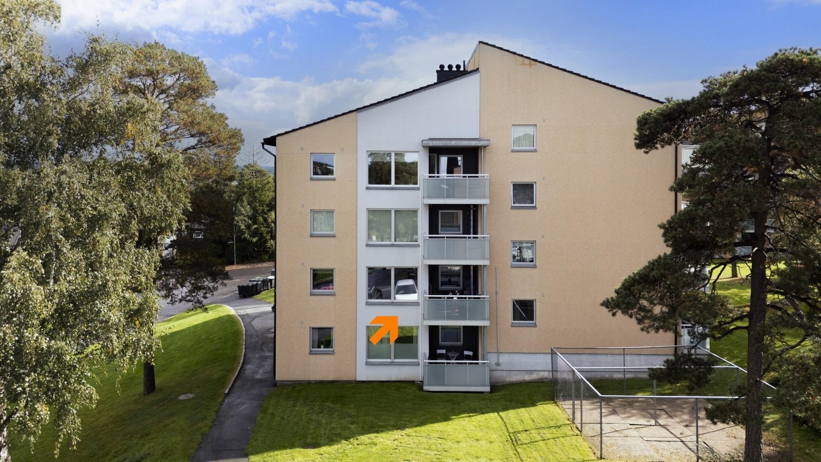 Leiligheten ligger i 2. etg. Kun en trapp opp fra inngangspartiet. Du får en vestvendt terrasse som gir gode solforhold på ettermiddag & kveld Galleribilde