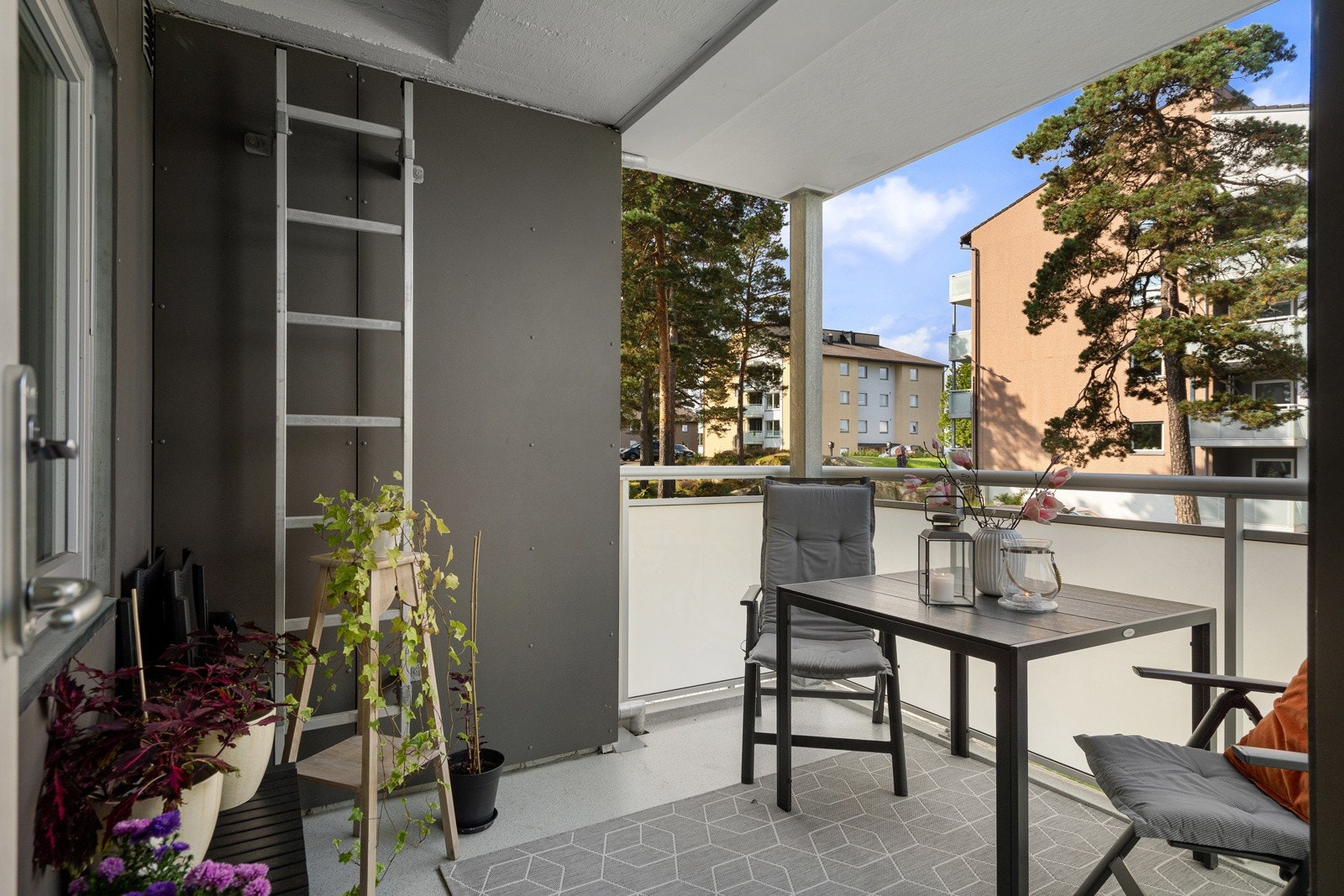 Med overbygg gir dette god skjerming for regn på veranda. Galleribilde