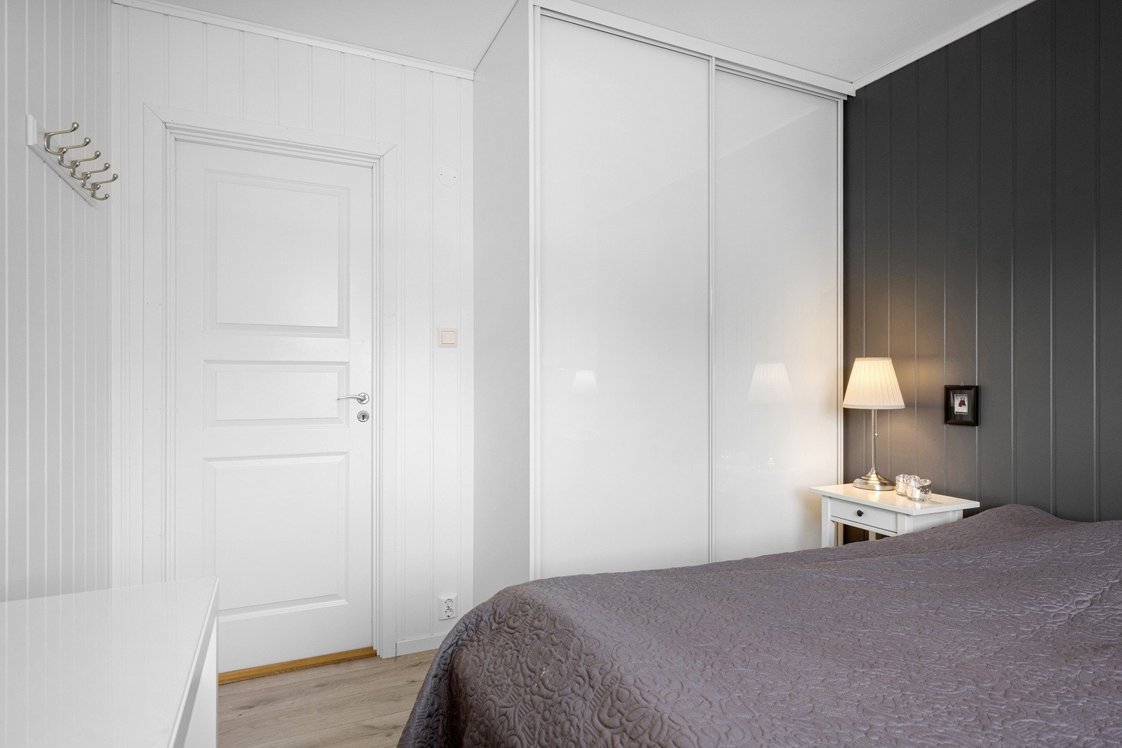 og har også et nyere garderobeskap Galleribilde