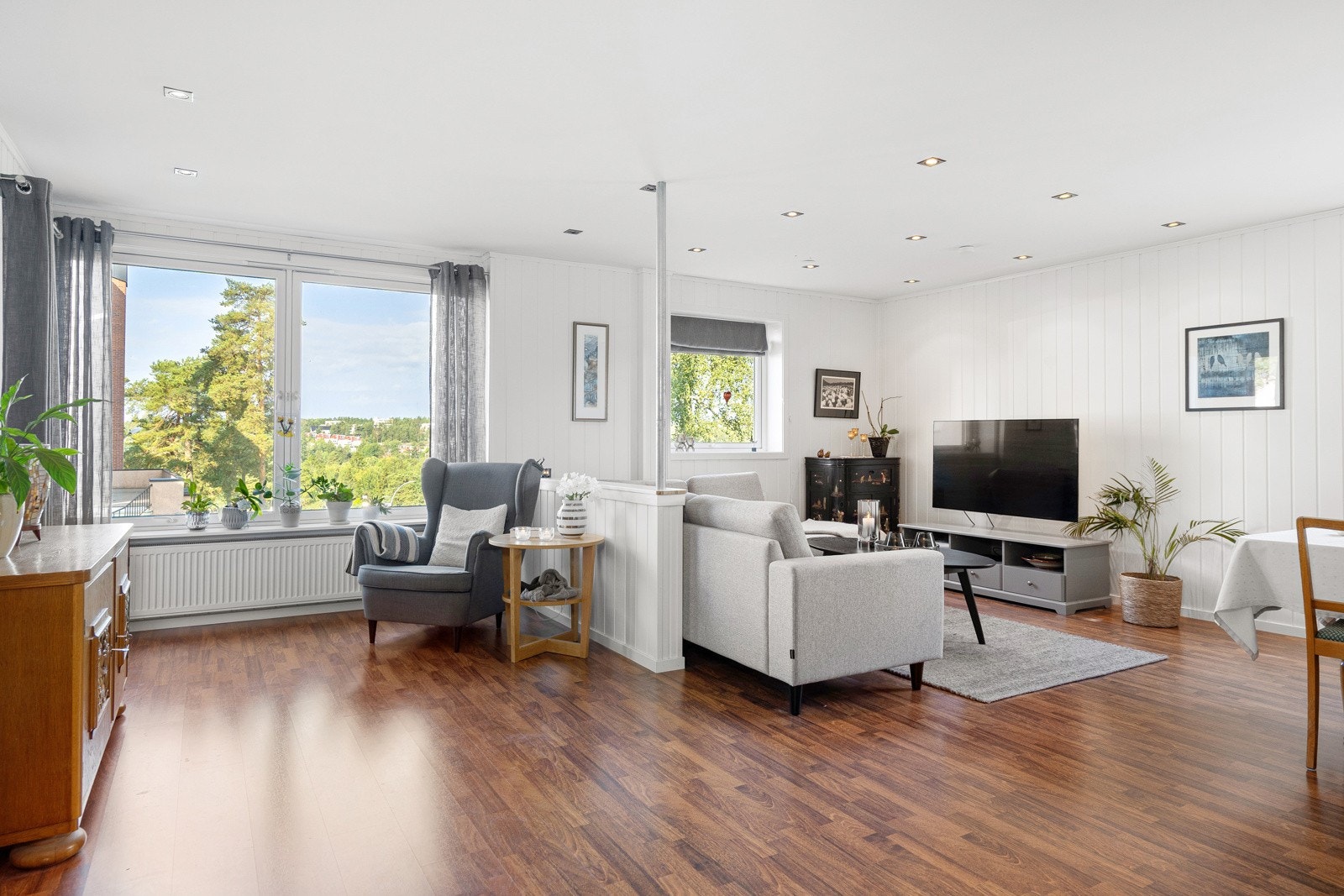 Velkommen til denne store leiligheten i Olsokveien 30! Til høyre i stuen er det mulighet å sette opp for et 3.soverom ( opprinnelig var leiligheten bygget med soverom her ) Galleribilde