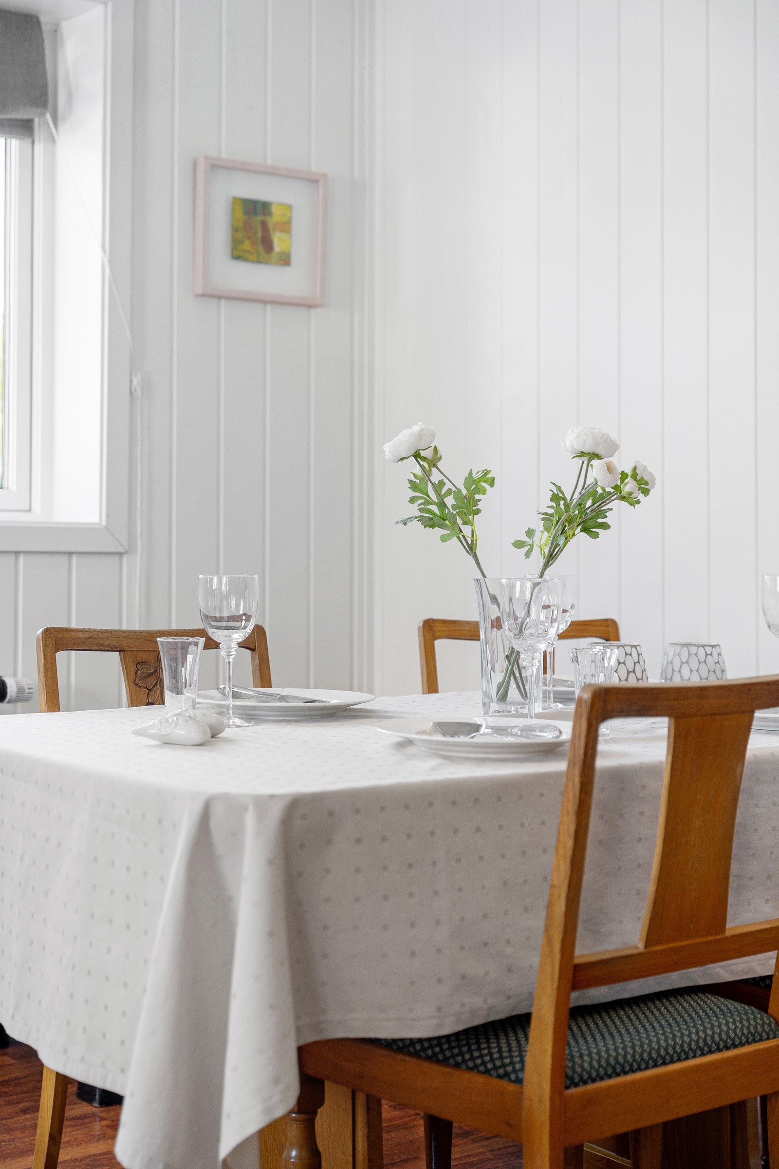 Plass til spisestue med vindu som slipper lyset inn Galleribilde