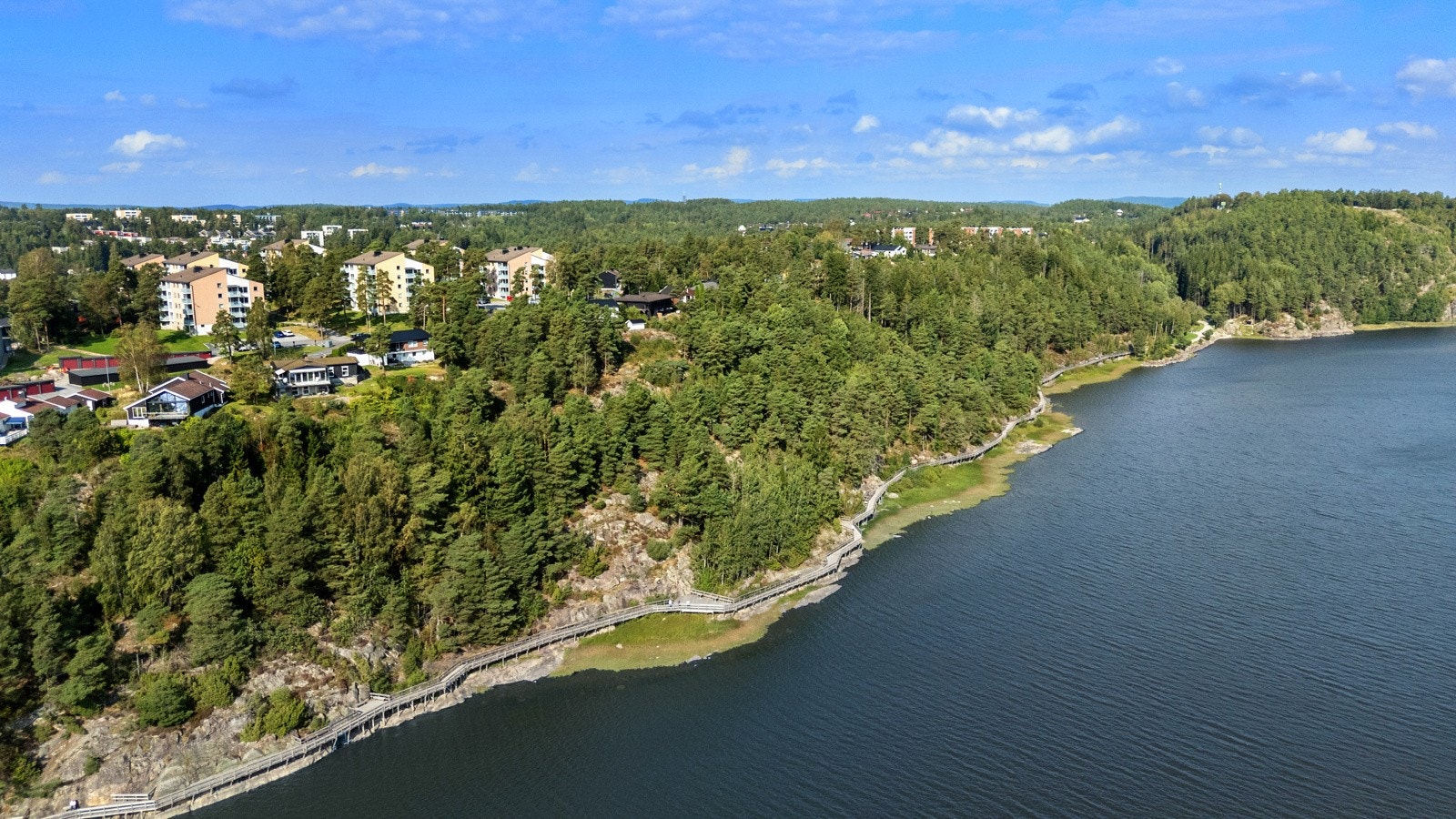 På høydedraget ligger St. Hans veien borettslag med nærhet til Bryggepromenaden som du ser nede langs vannet. Denne leder videre inn i vakre Sarpsborgmarka eller inn til Glengshølen. Galleribilde