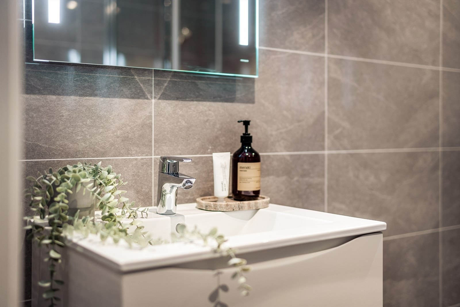 Badet er innredet med dusjhjørne, vegghengt toalett og skuffeseksjon med overliggende servant (Bilder tatt fra tilsvarende bolig som er speilvendt) Galleribilde