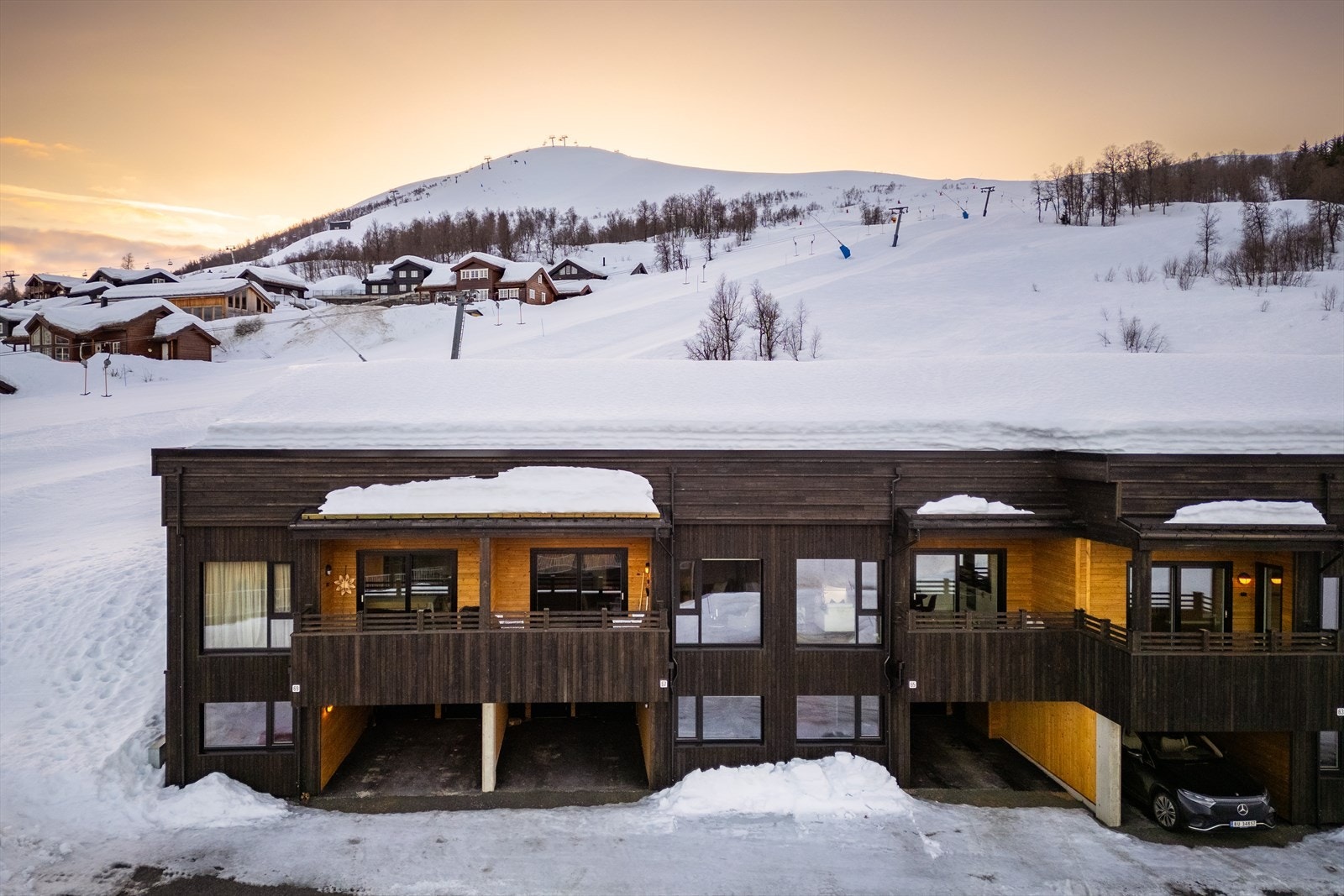 Rekkehuset går over to etasjer + hems, og har inngang via carport i 1. etasje Galleribilde