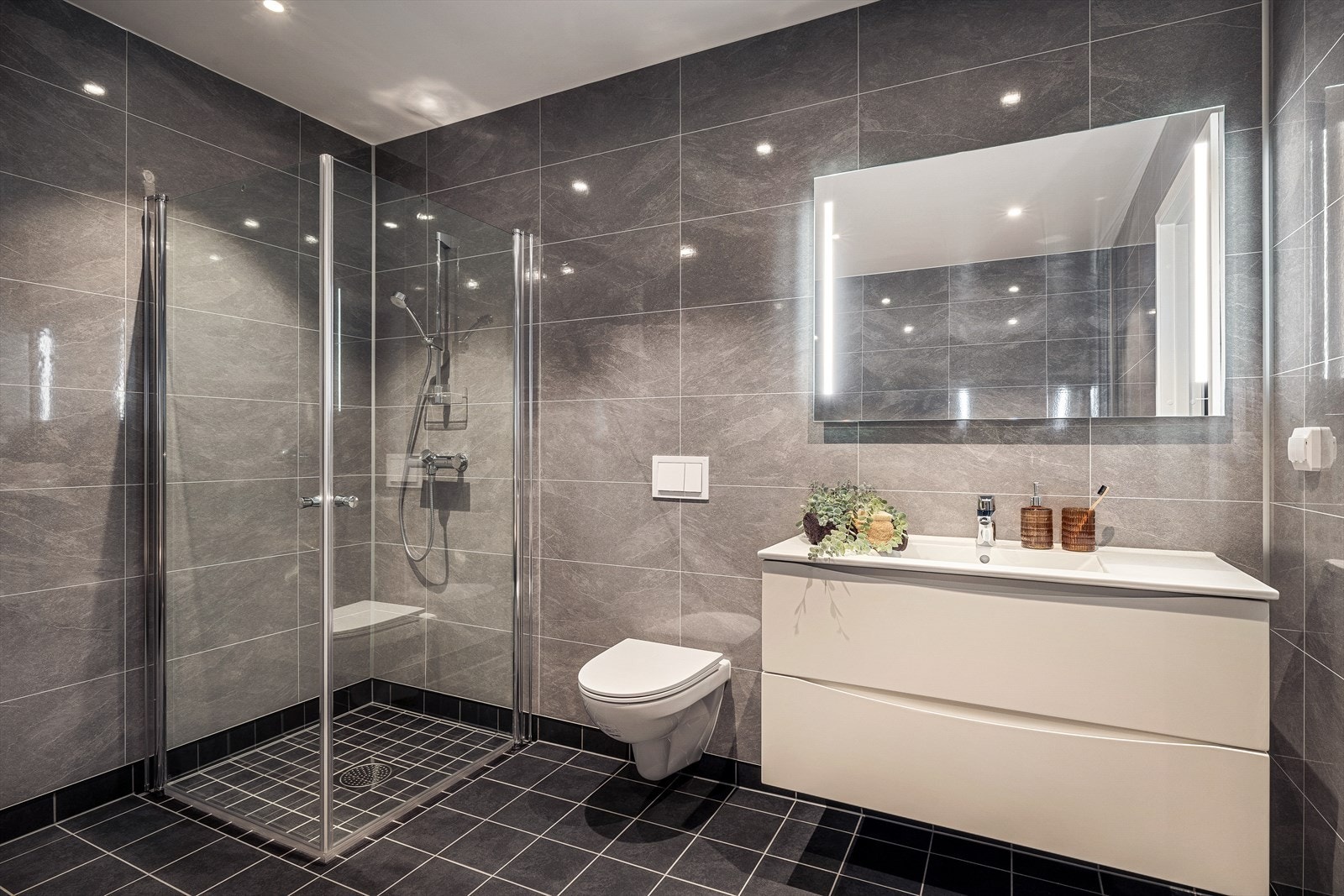 Badet har fliser på gulv og våtromsplater på vegg, og elektriske varmekabler i gulv (Bilder tatt fra tilsvarende bolig som er speilvendt) Galleribilde