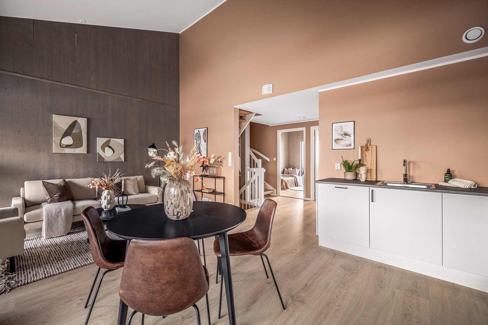 Fra gang går vi opp i 2.etasje (Bilder tatt fra tilsvarende bolig som er speilvendt) Galleribilde