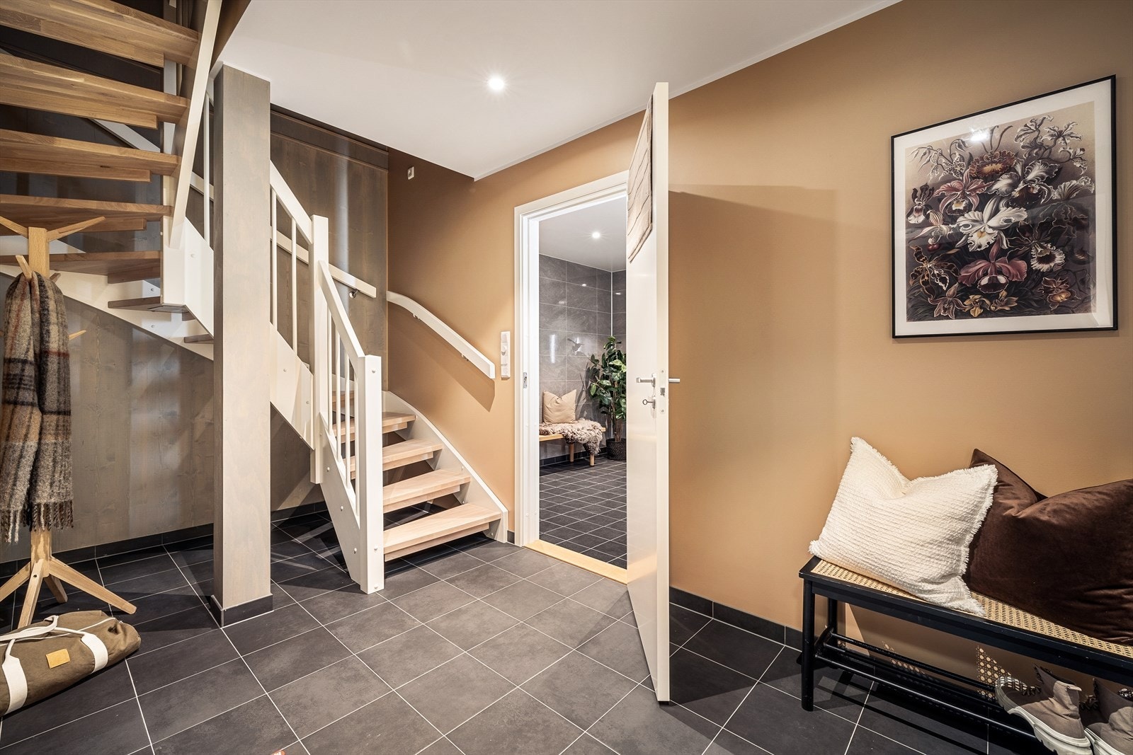 Her kommer man inn i trivelig entré/gang med vannbåren varme i gulv, som også omfatter stue/kjøkken (Bilder tatt fra tilsvarende bolig som er speilvendt) Galleribilde