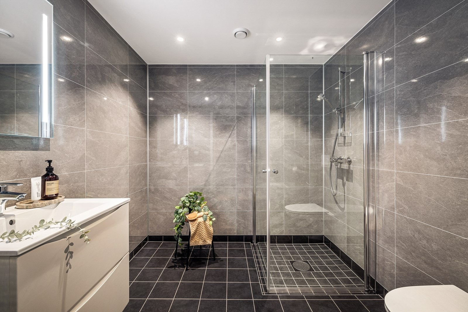 I 2.etasje er også bad nr. 2 i boligen. Her er flislagt gulv med underliggende elektriske varmekabler (Bilder tatt fra tilsvarende bolig som er speilvendt) Galleribilde