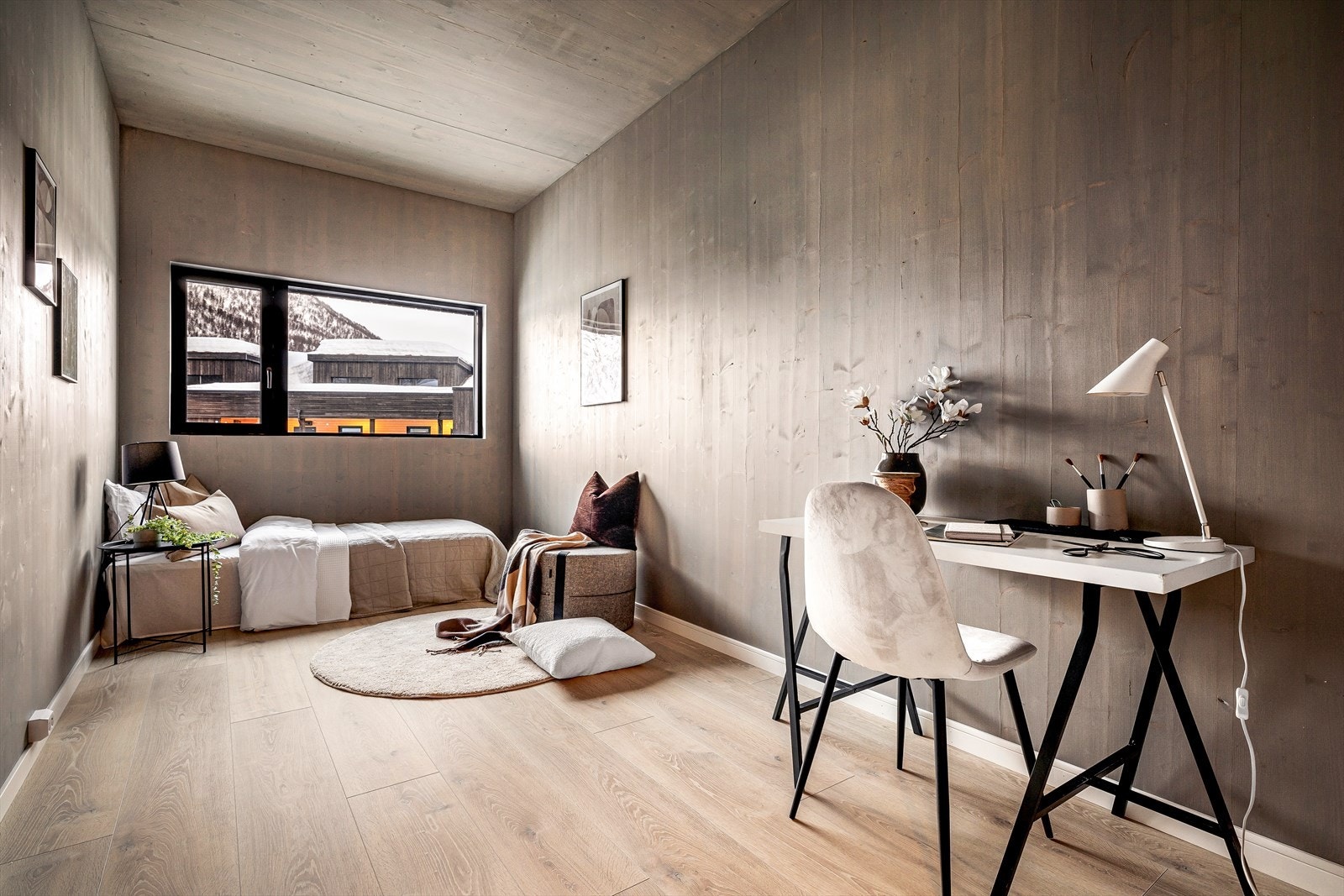 Ett av boligens tre soverom ligger i 1.etasje. Soverommet er romslig med plass til seng og garderobe (Bilder tatt fra tilsvarende bolig som er speilvendt) Galleribilde